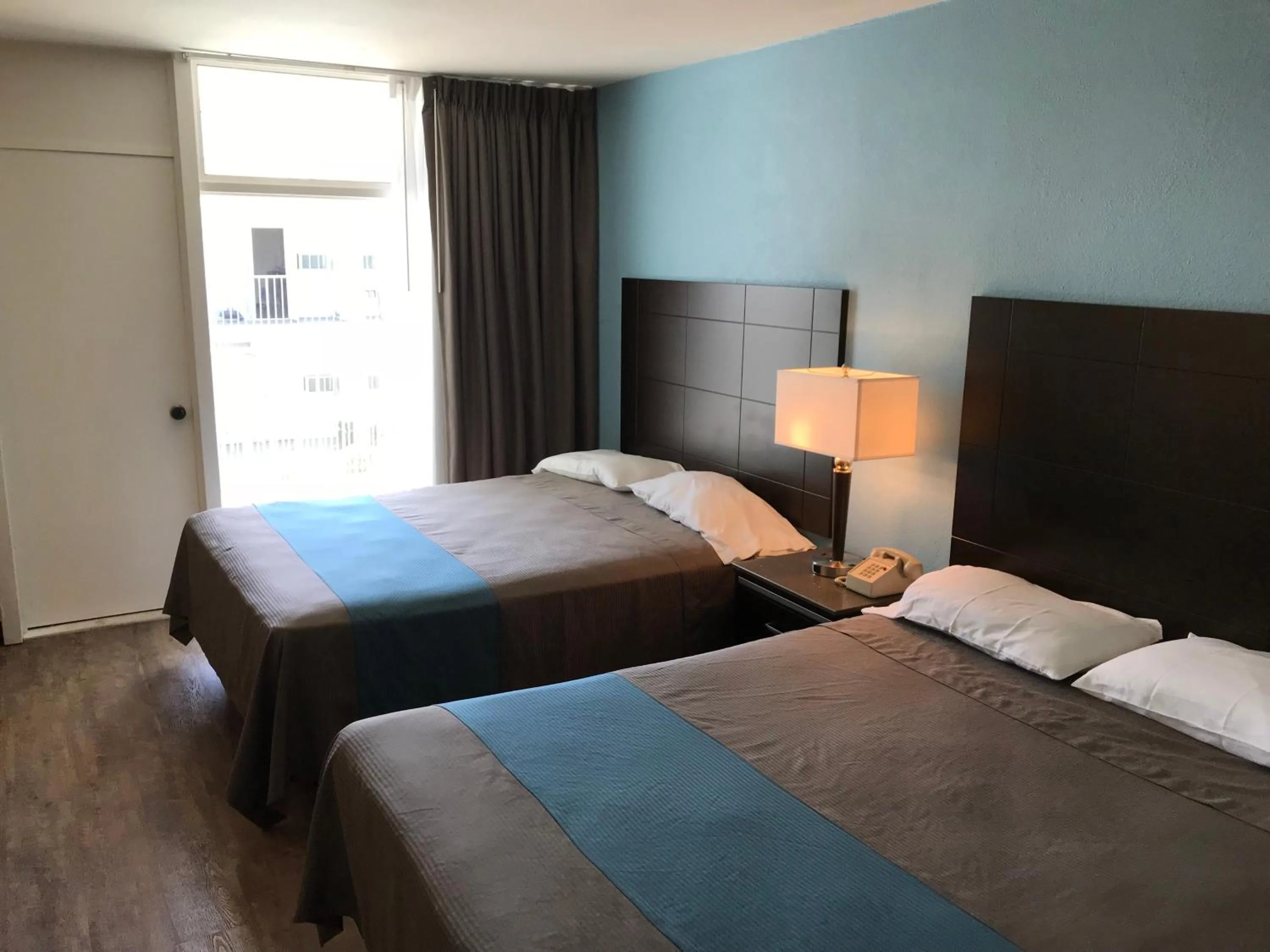 Bed in Inn Of Long Beach