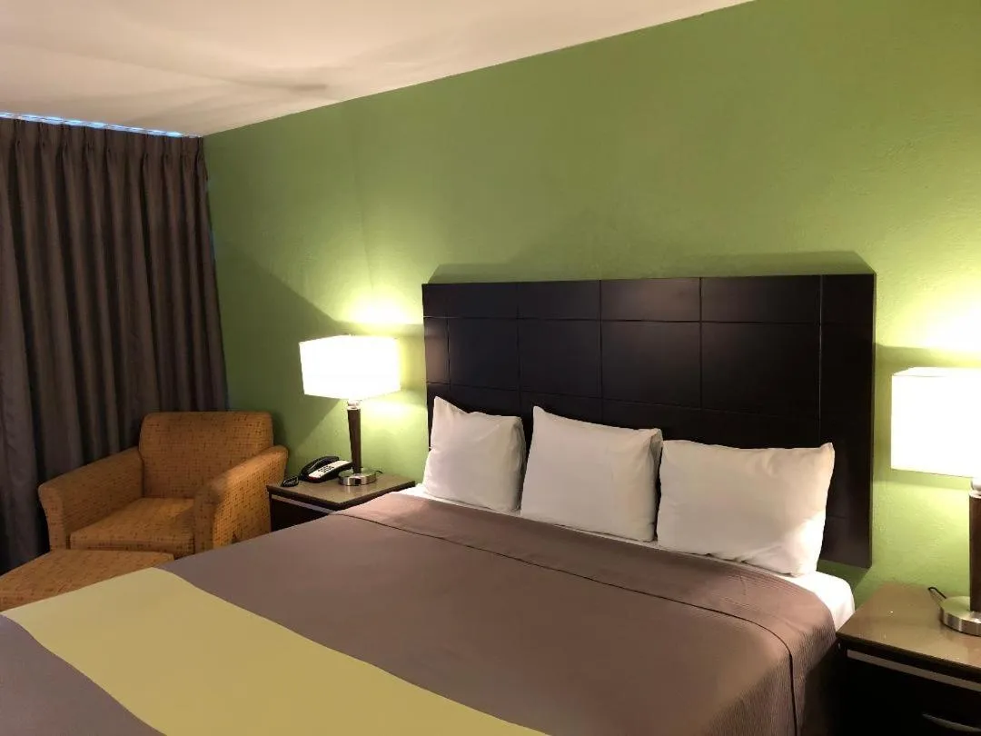 Bed in Inn Of Long Beach