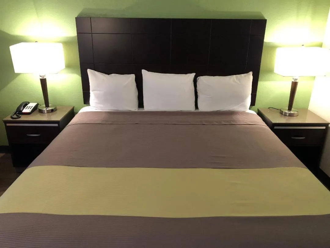 Bed in Inn Of Long Beach