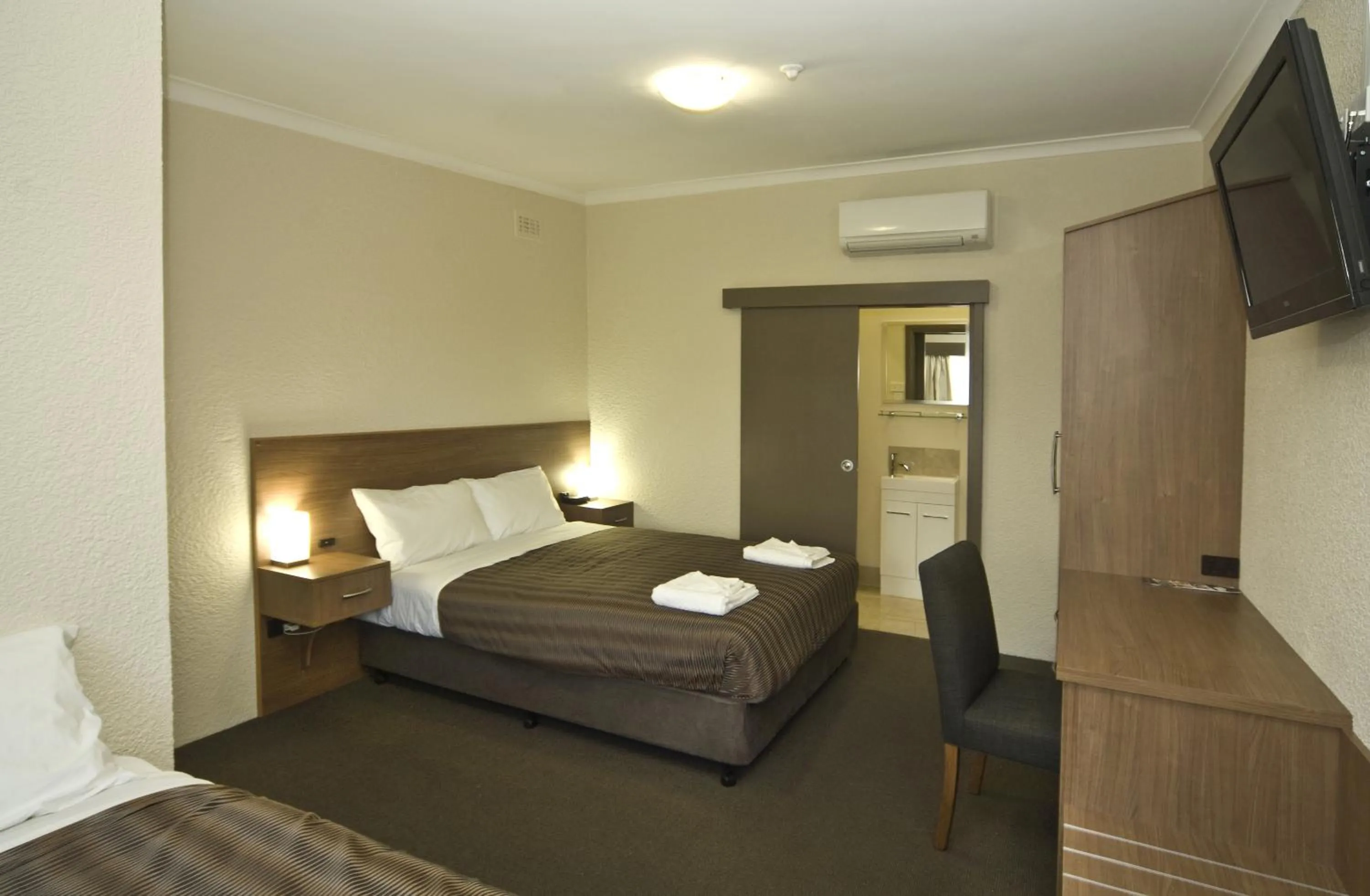 Bedroom, Bed in Seabrook Hotel