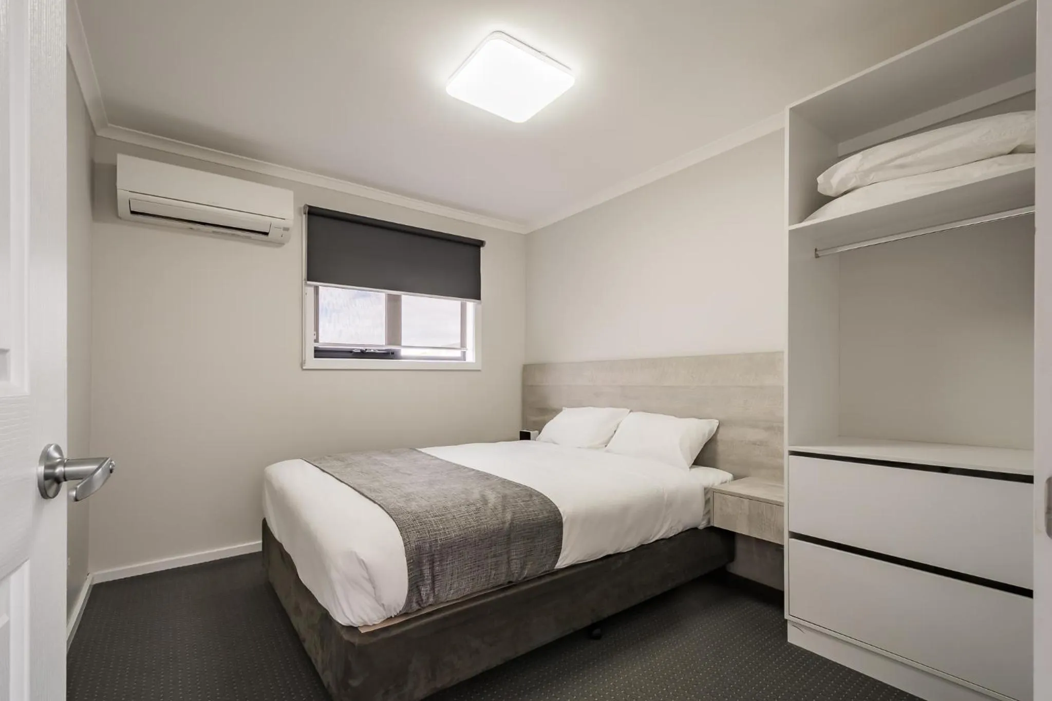 Bedroom, Bed in Seabrook Hotel