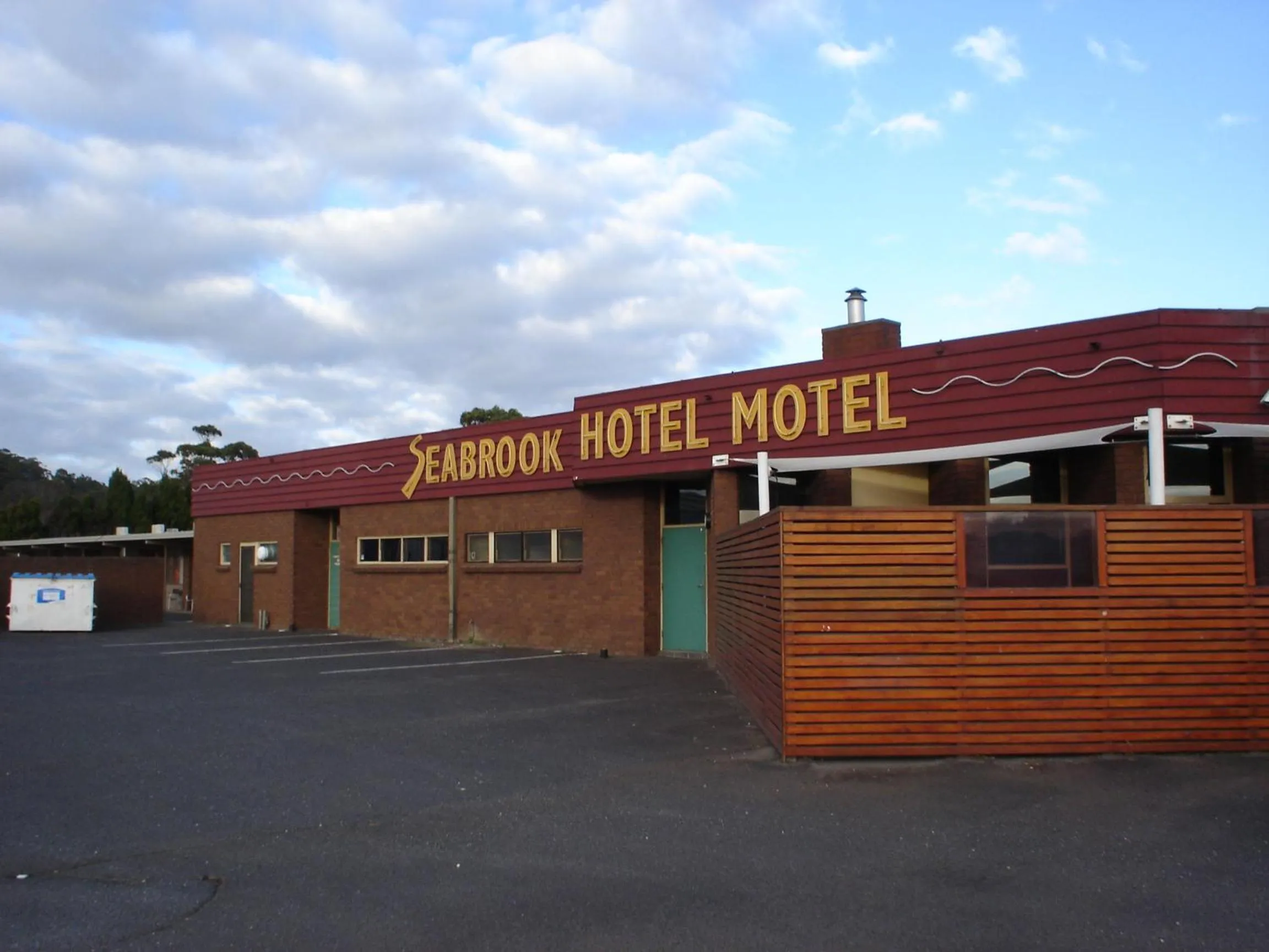 Facade/entrance in Seabrook Hotel