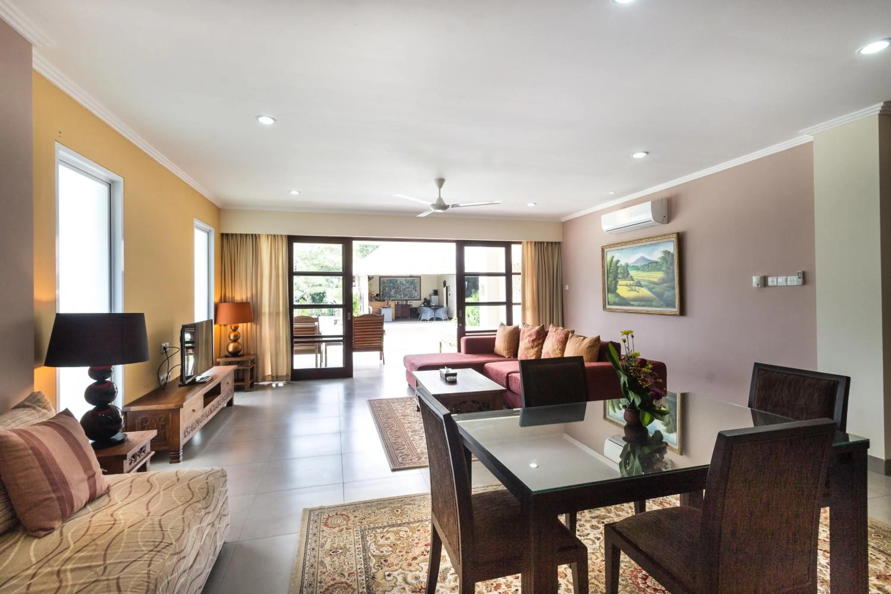 Living room in Peninsula Bay Resort