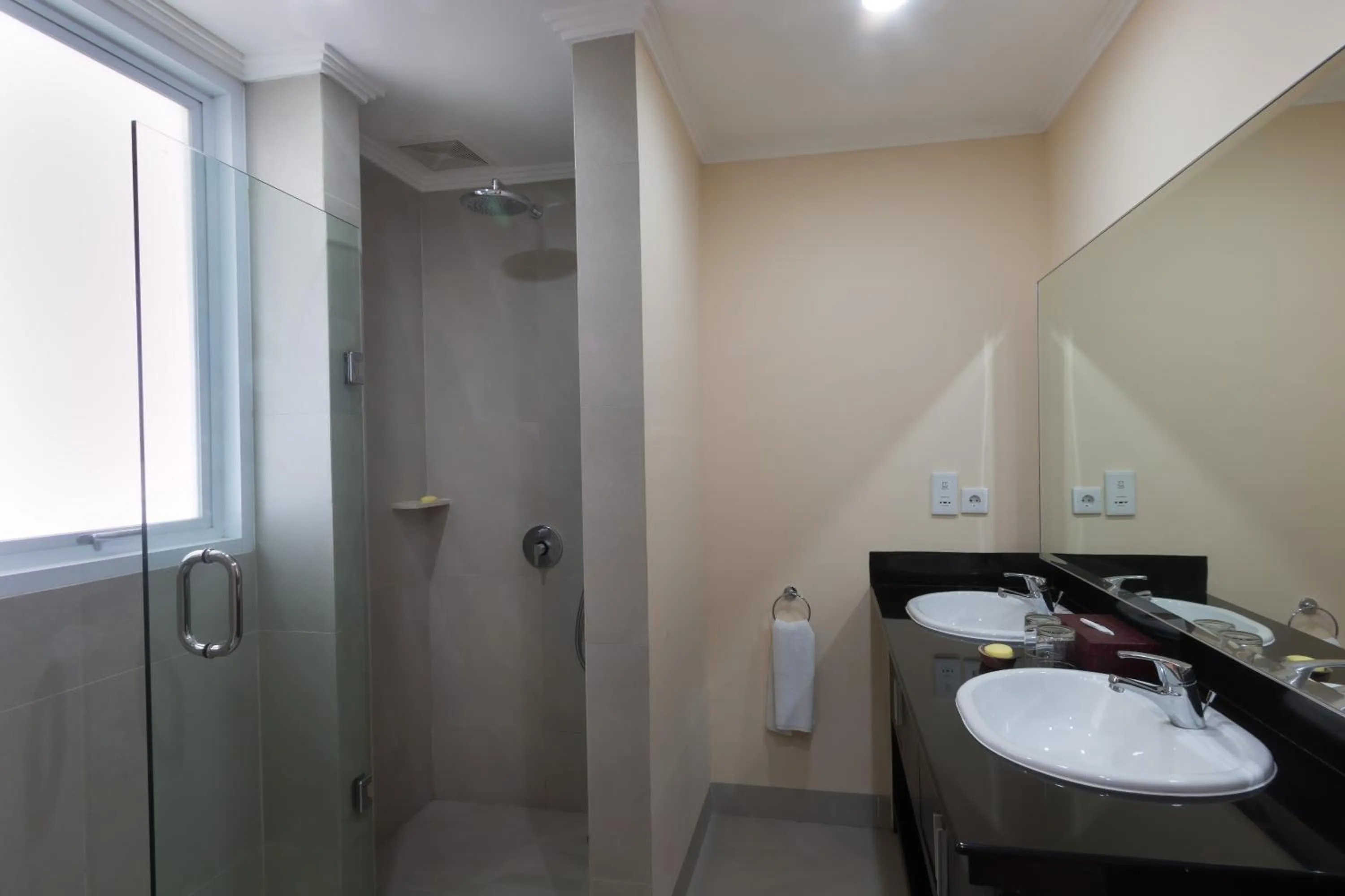 Bathroom in Peninsula Bay Resort