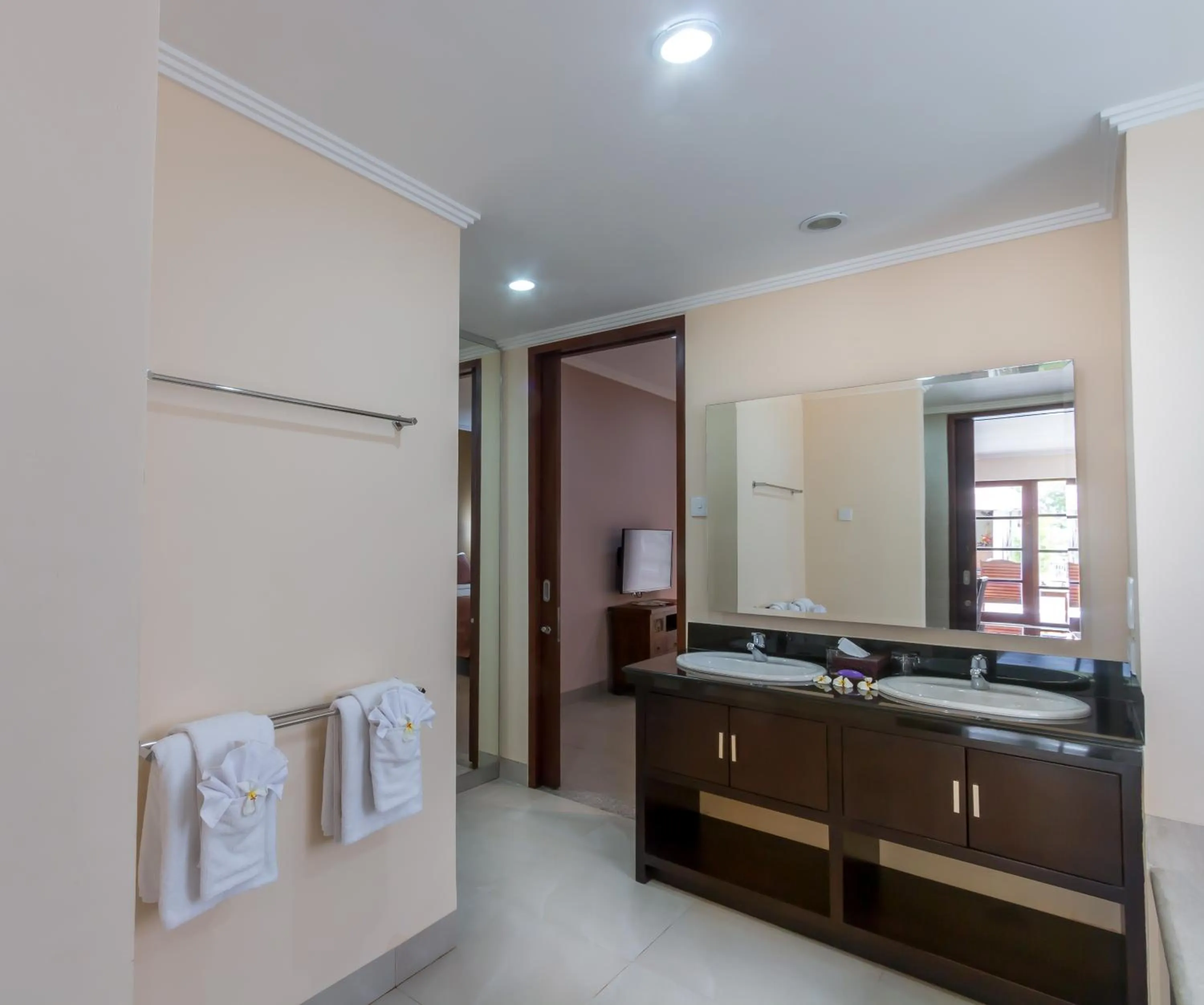 Bathroom in Peninsula Bay Resort