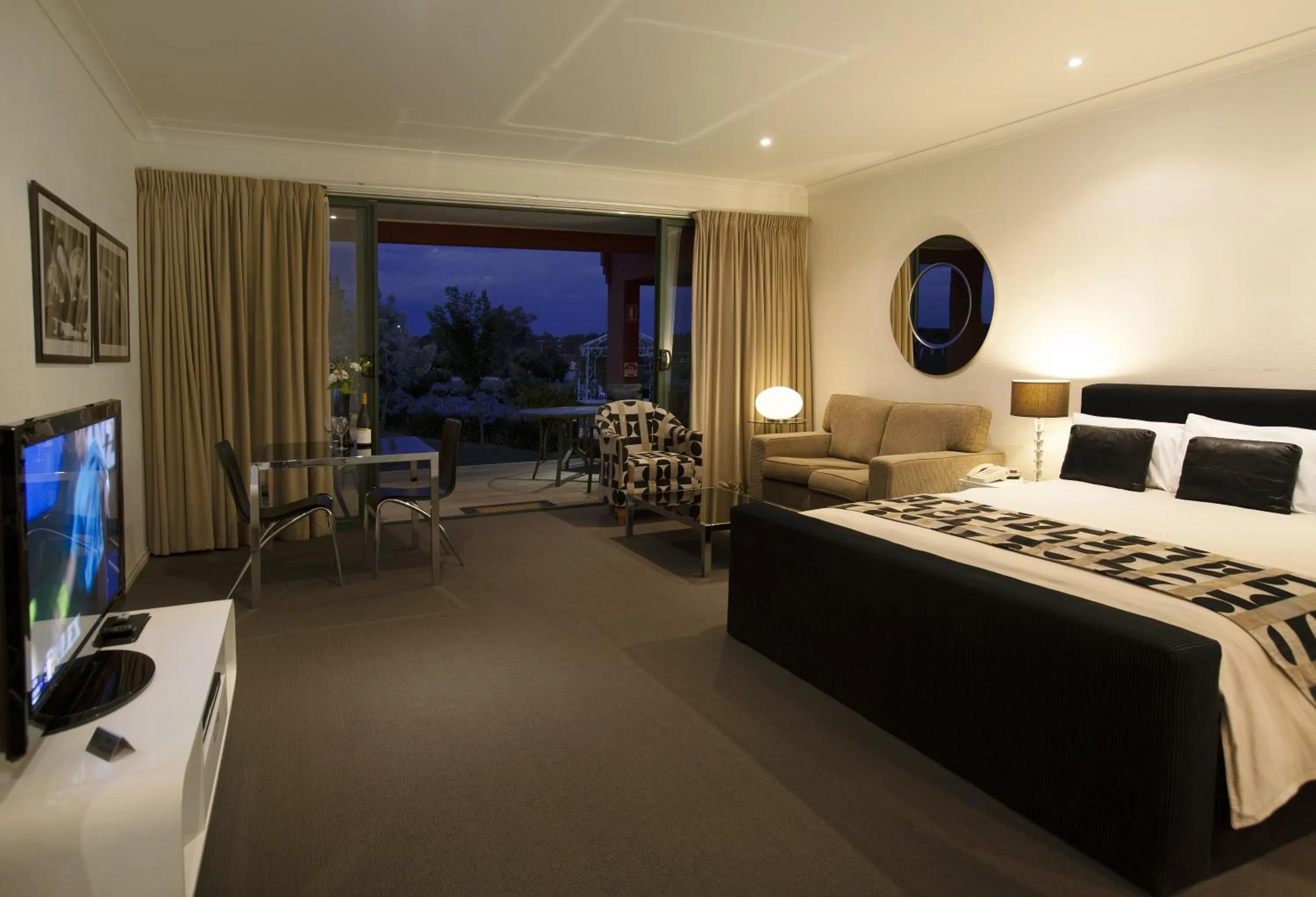 Photo of the whole room, Bed in Tuileries at De Bortoli Rutherglen