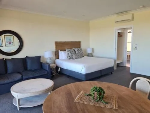 Bed in Tuileries at De Bortoli Rutherglen