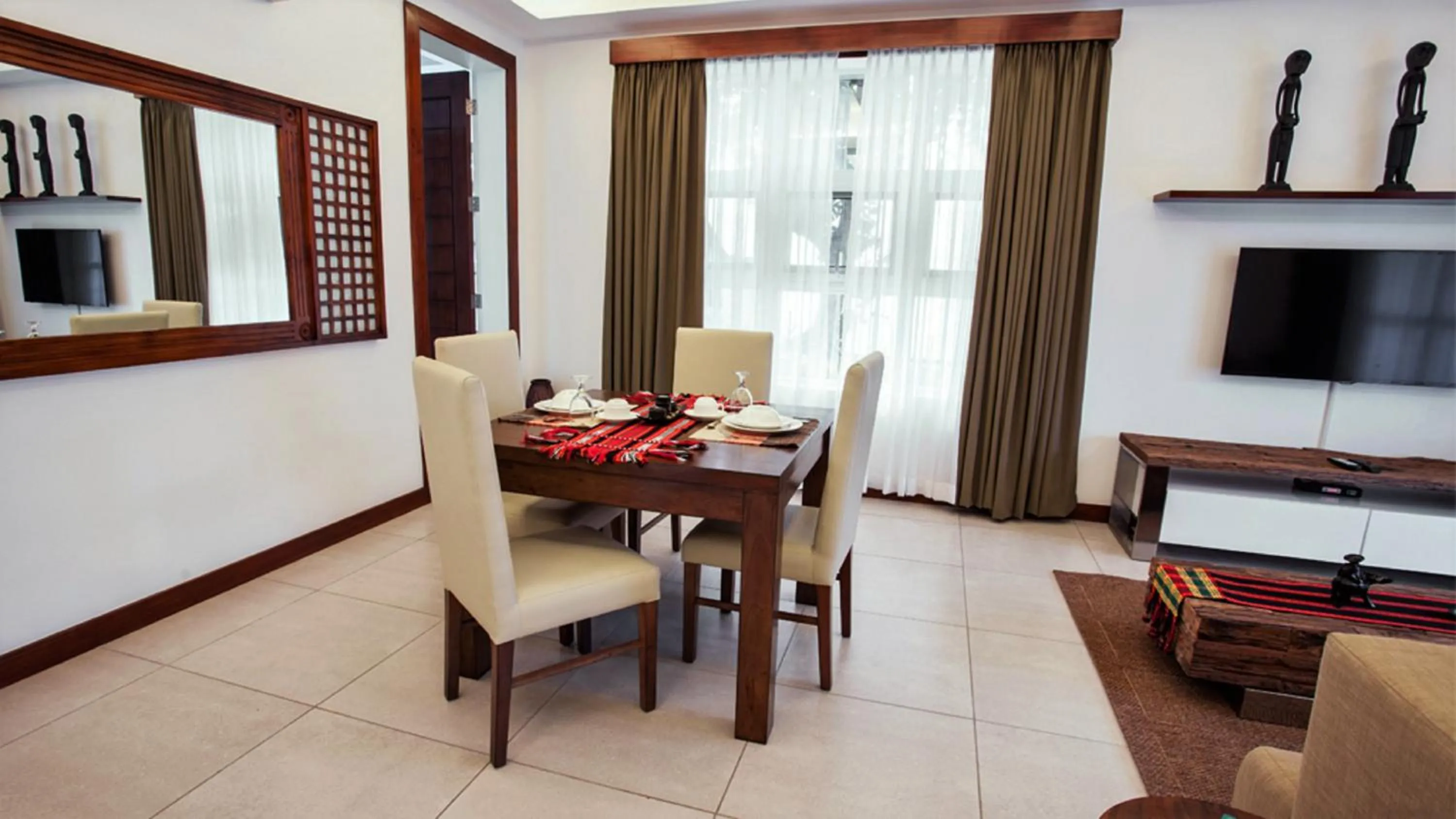 TV and multimedia in Vida Homes Condo Resort