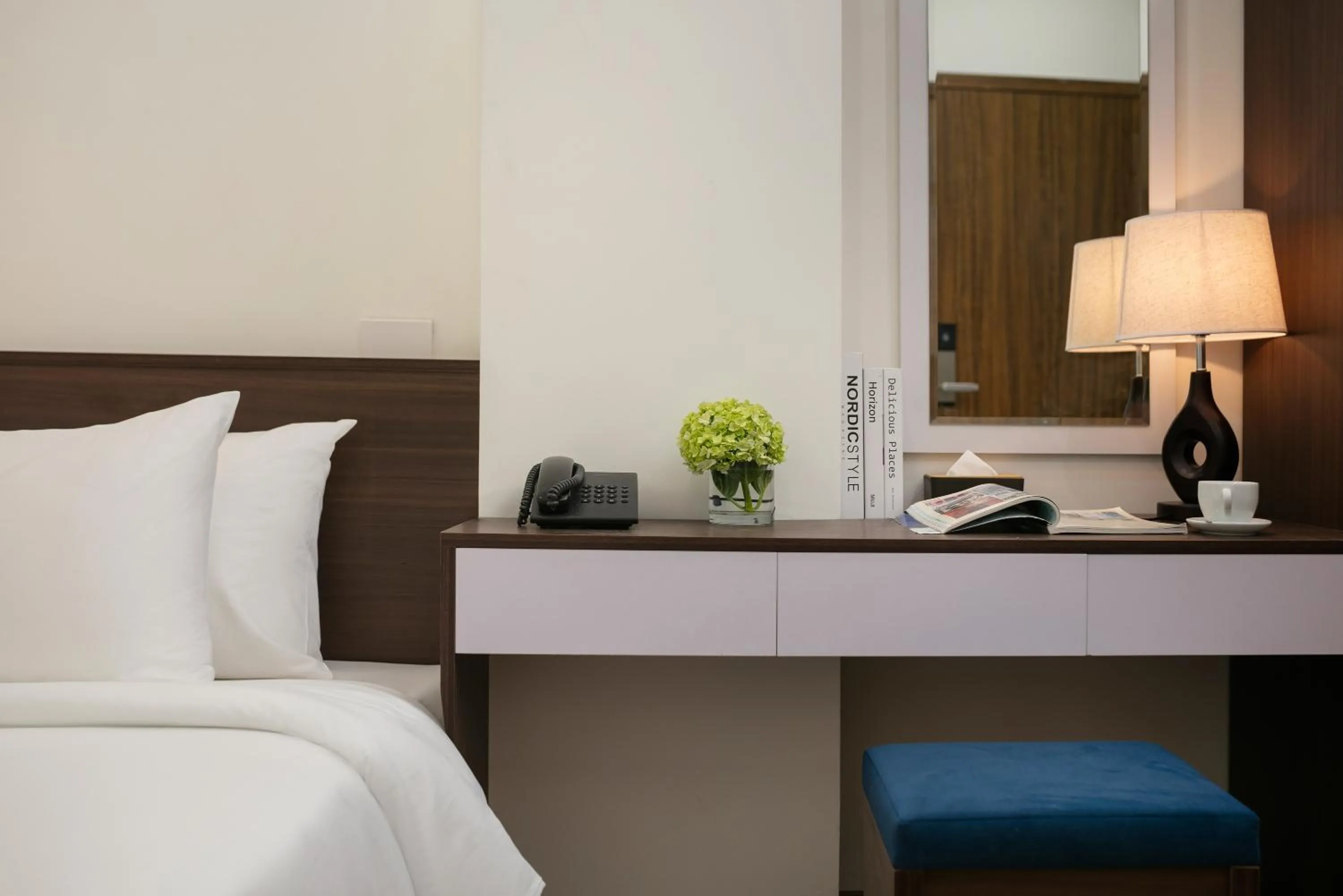 Seating area, Bed in Queen Cafe Hotel