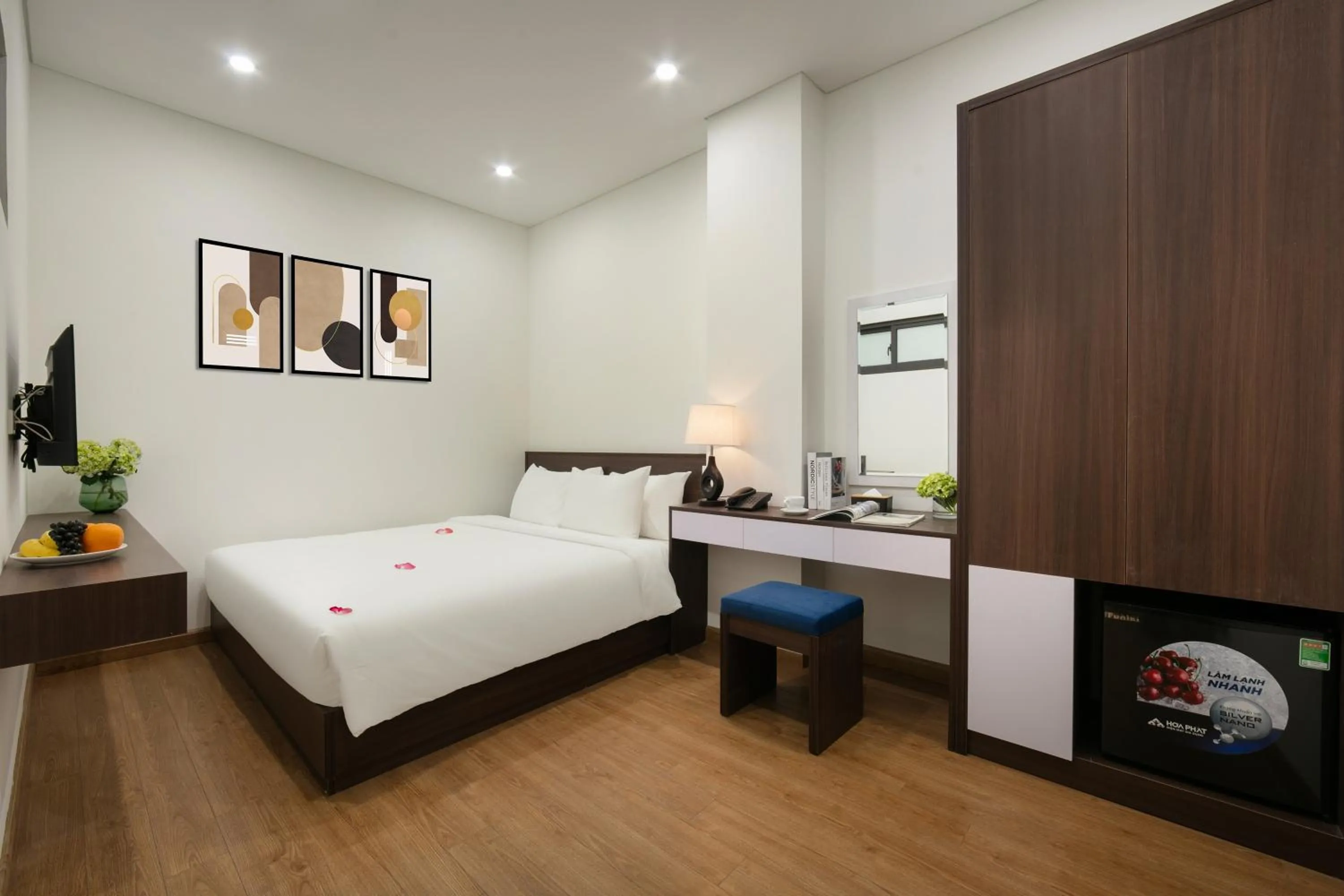 Living room, Bed in Queen Cafe Hotel