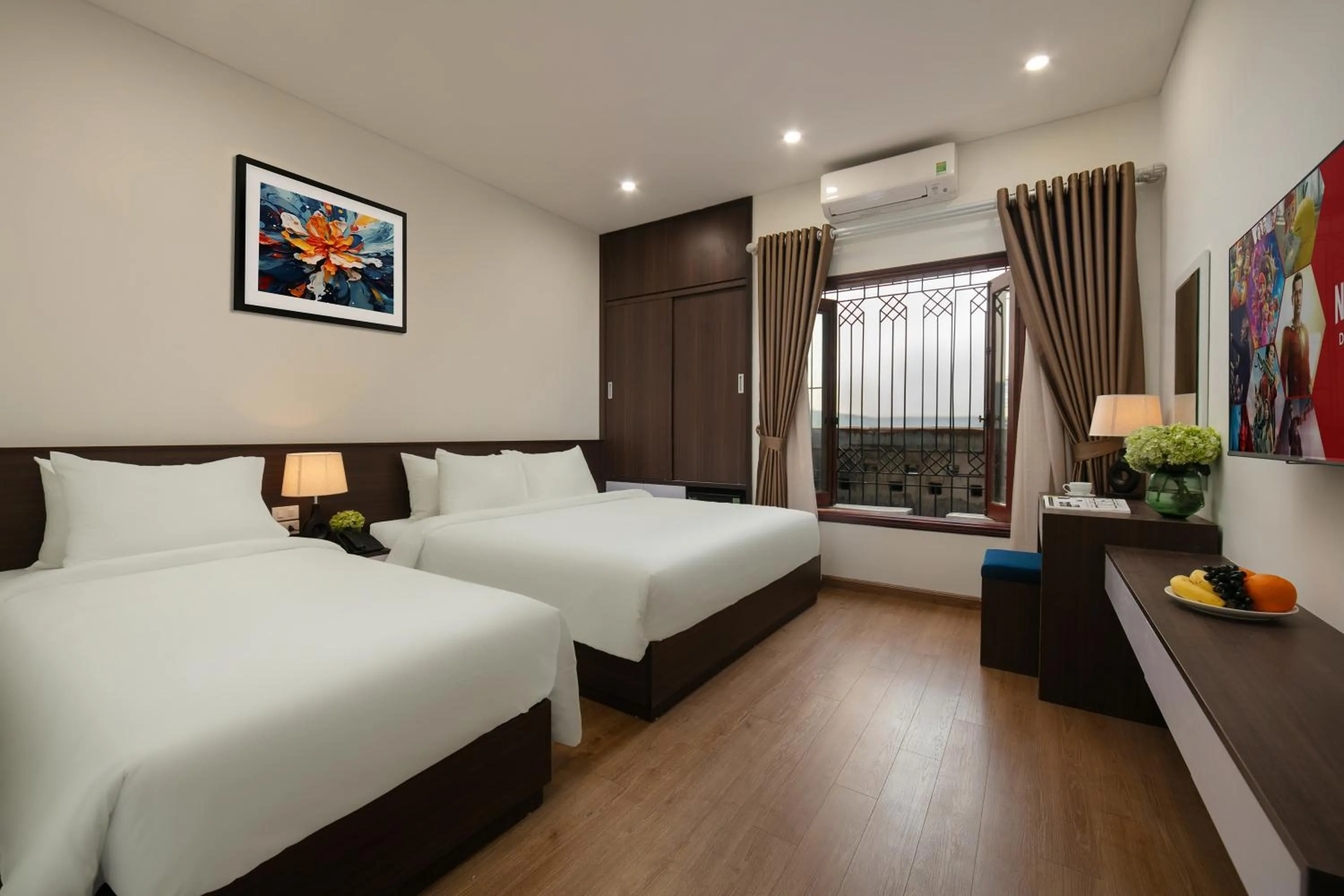 Bedroom, Bed in Queen Cafe Hotel