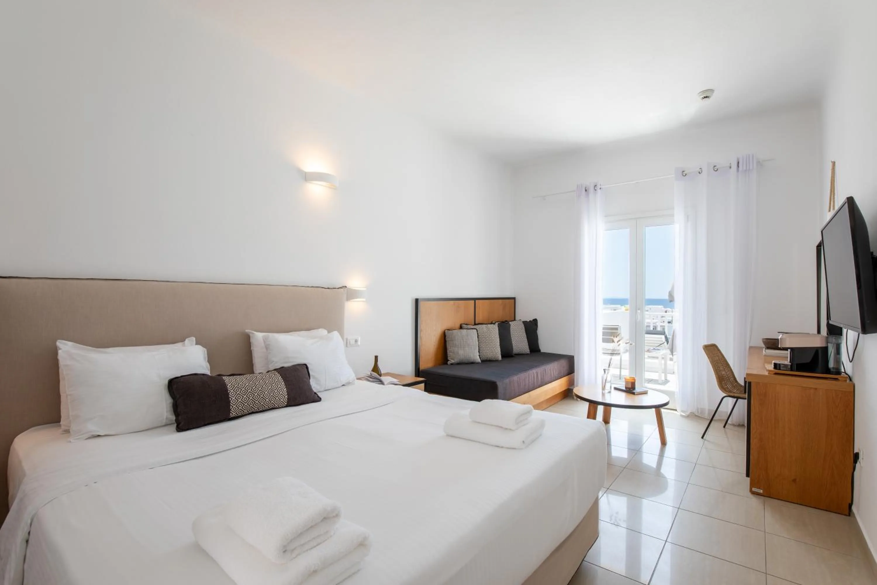 Photo of the whole room, Bed in The George Hotel Mykonos