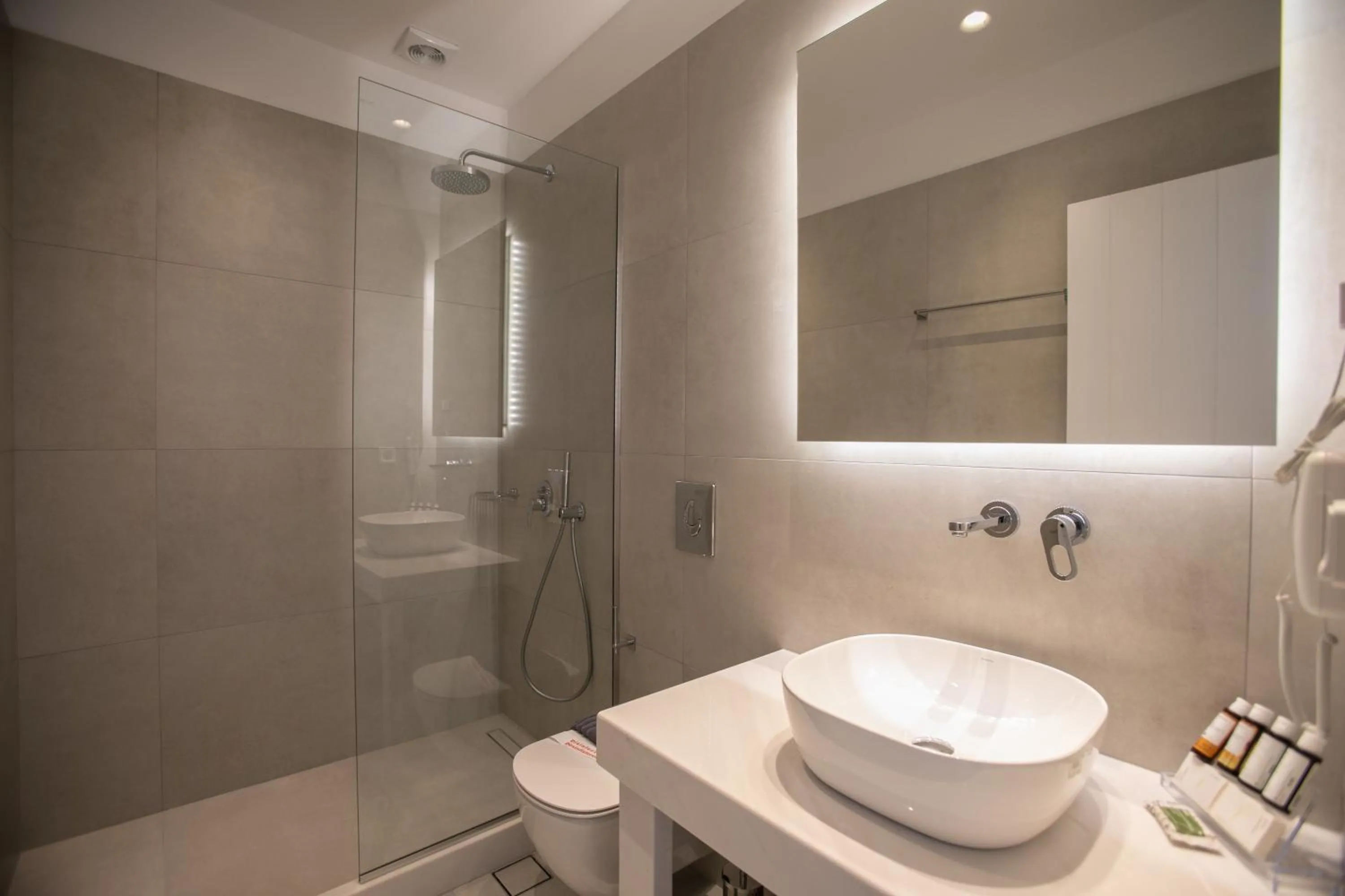 Shower in The George Hotel Mykonos