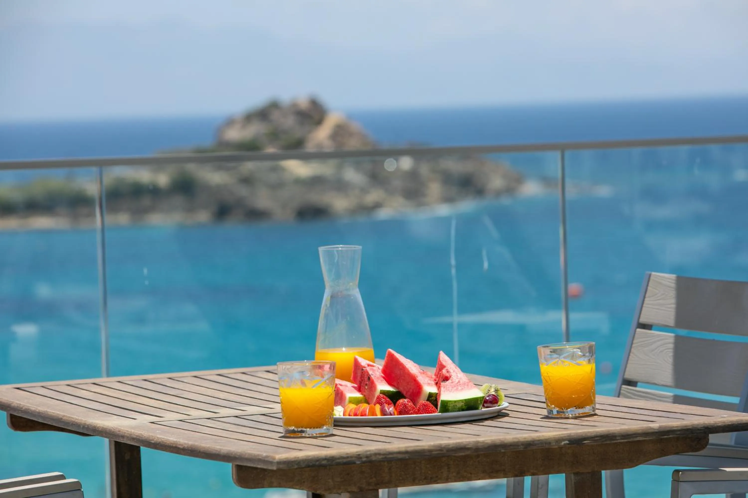 Food and drinks in The George Hotel Mykonos