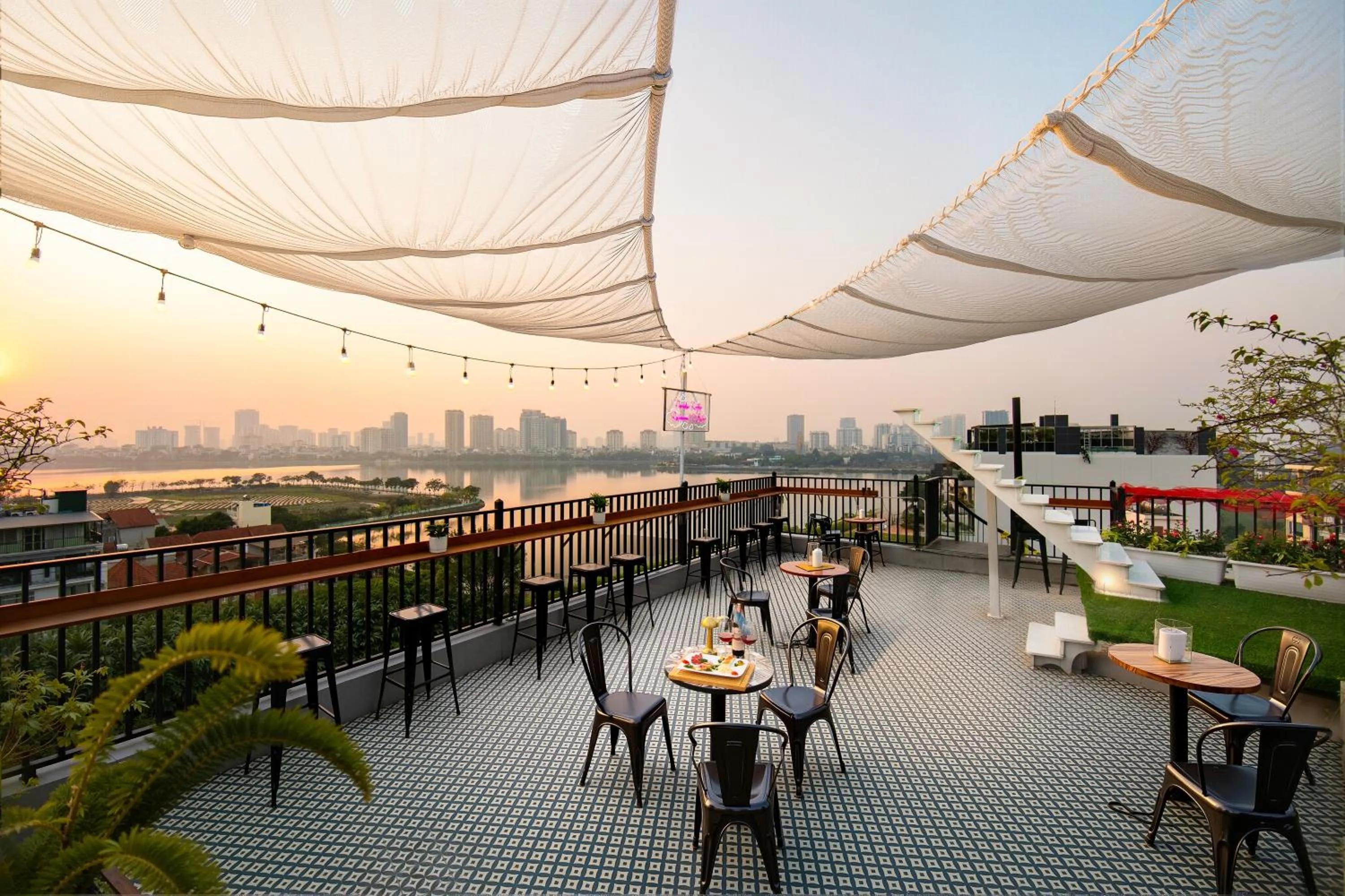 Restaurant/places to eat in Westlake Pearl Apartment - Hotel & Pearl Spa