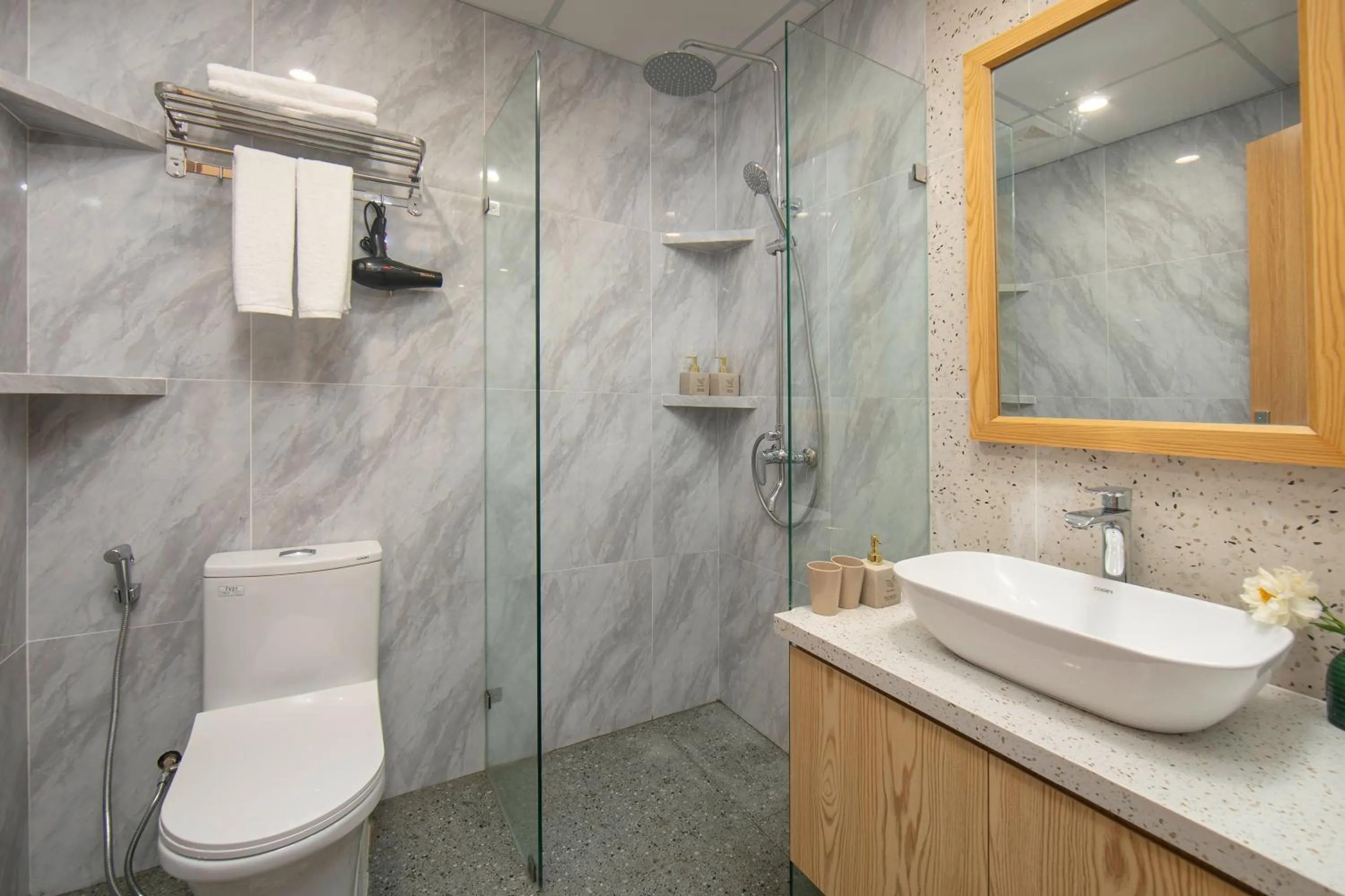 Shower in Westlake Pearl Apartment - Hotel & Pearl Spa