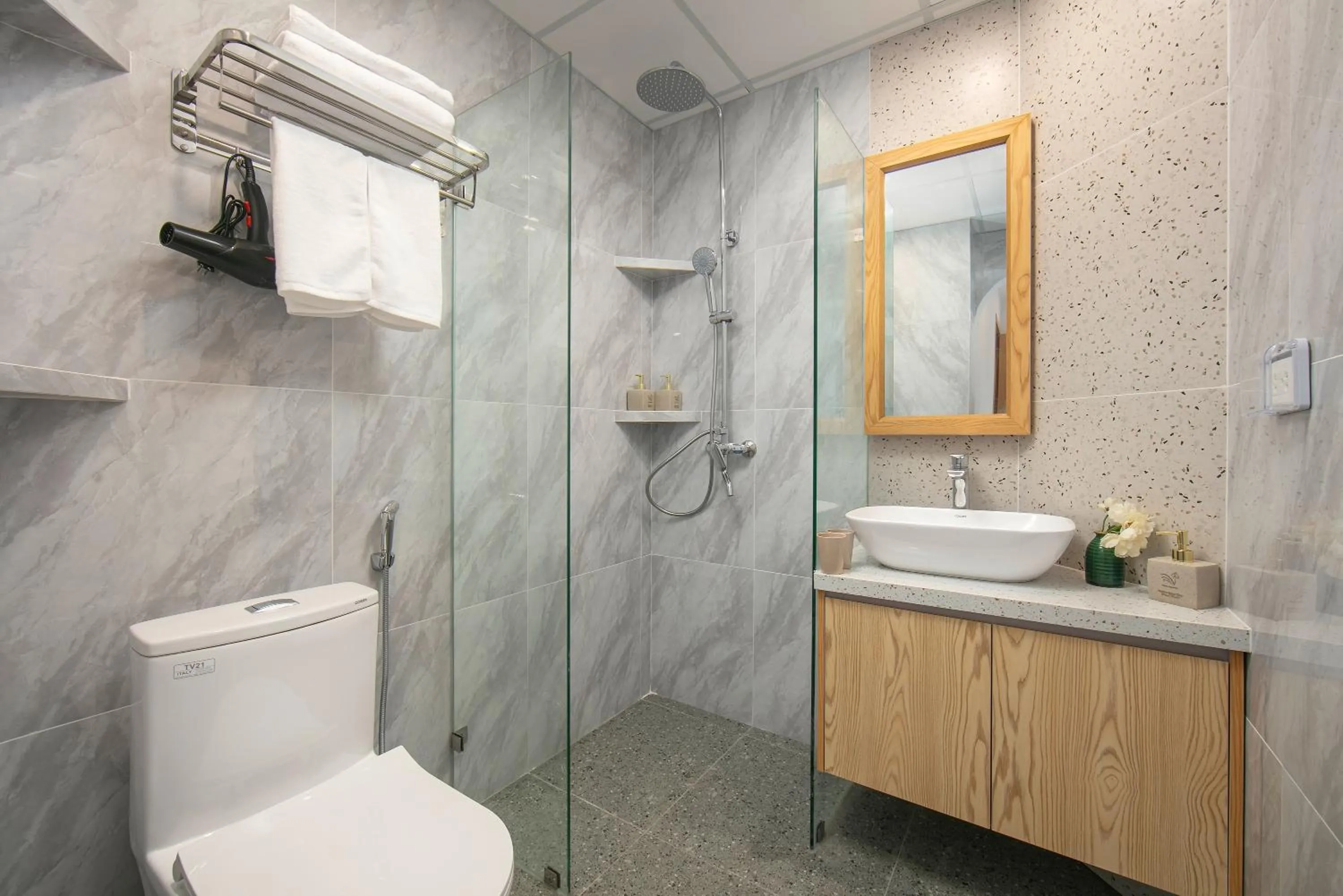 Shower in Westlake Pearl Apartment - Hotel & Pearl Spa