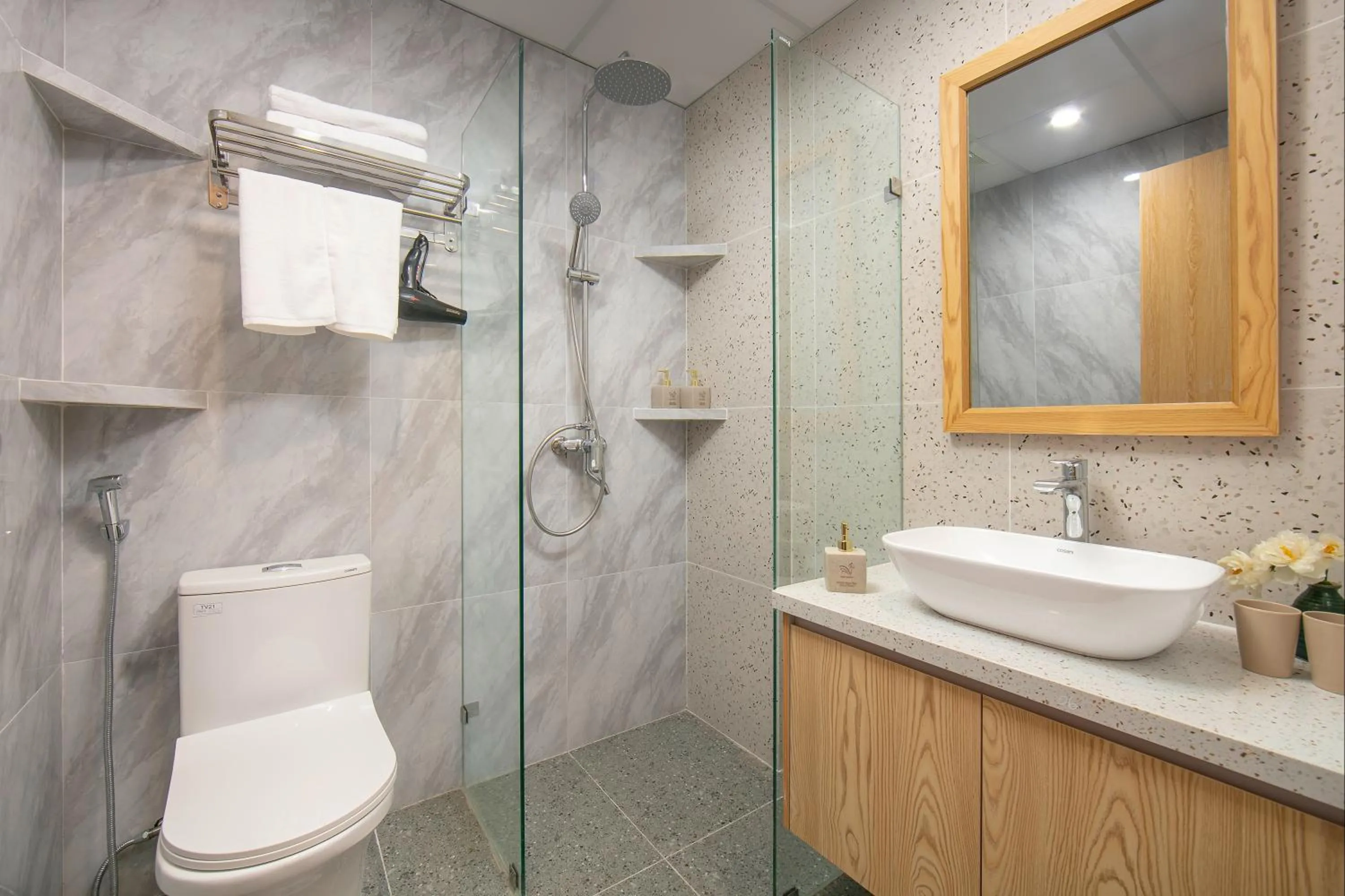 Shower in Westlake Pearl Apartment - Hotel & Pearl Spa