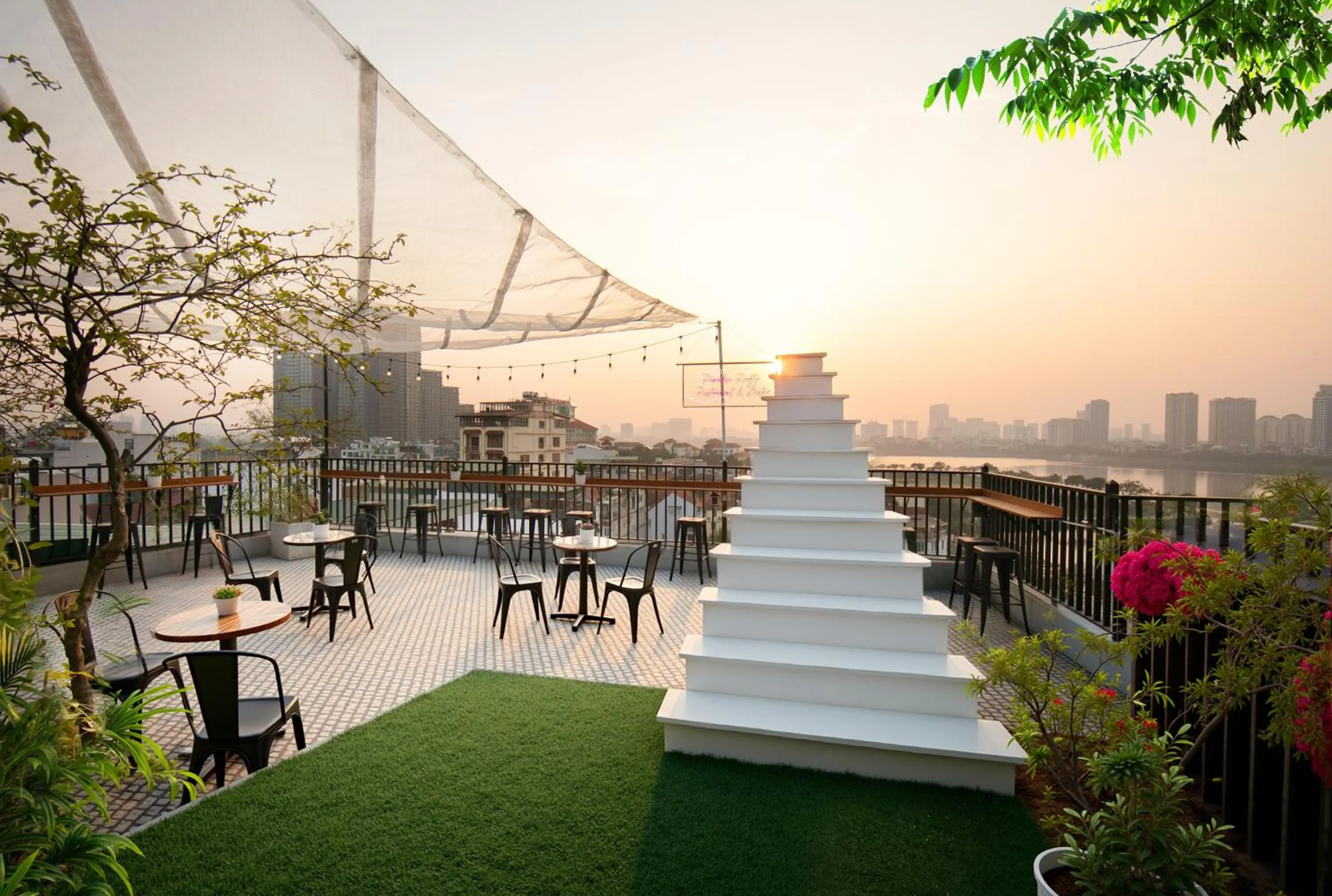 Restaurant/places to eat in Westlake Pearl Apartment - Hotel & Pearl Spa