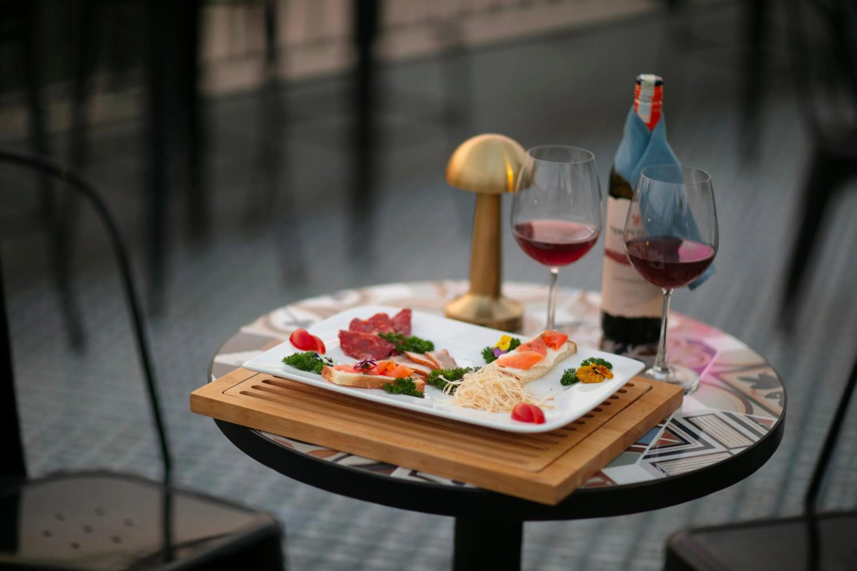 Restaurant/places to eat in Westlake Pearl Apartment - Hotel & Pearl Spa