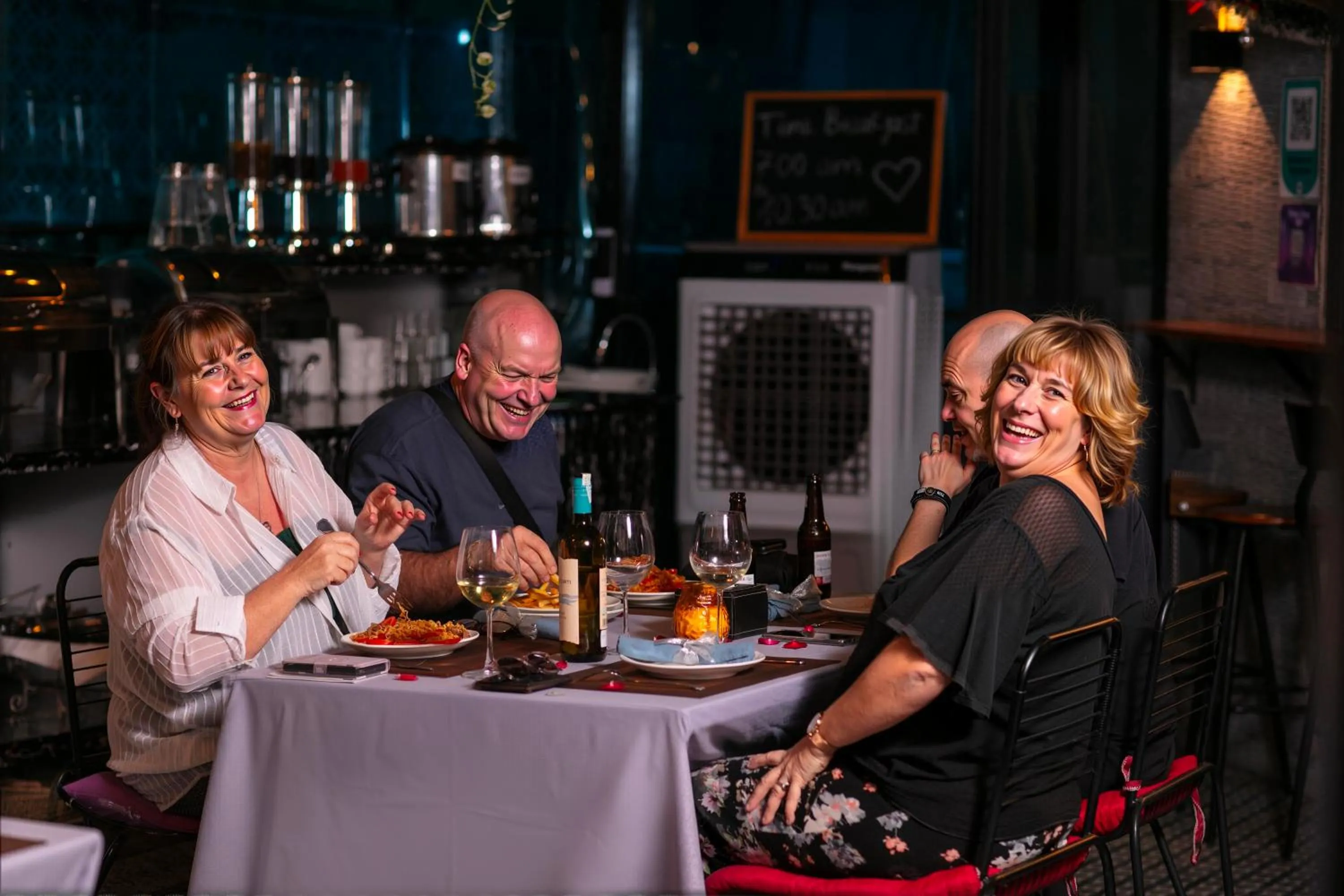 Restaurant/places to eat in Westlake Pearl Apartment - Hotel & Pearl Spa