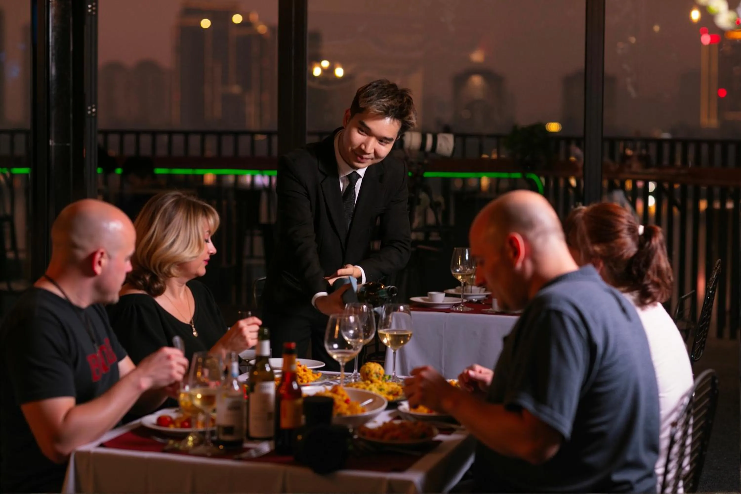 Restaurant/places to eat in Westlake Pearl Apartment - Hotel & Pearl Spa