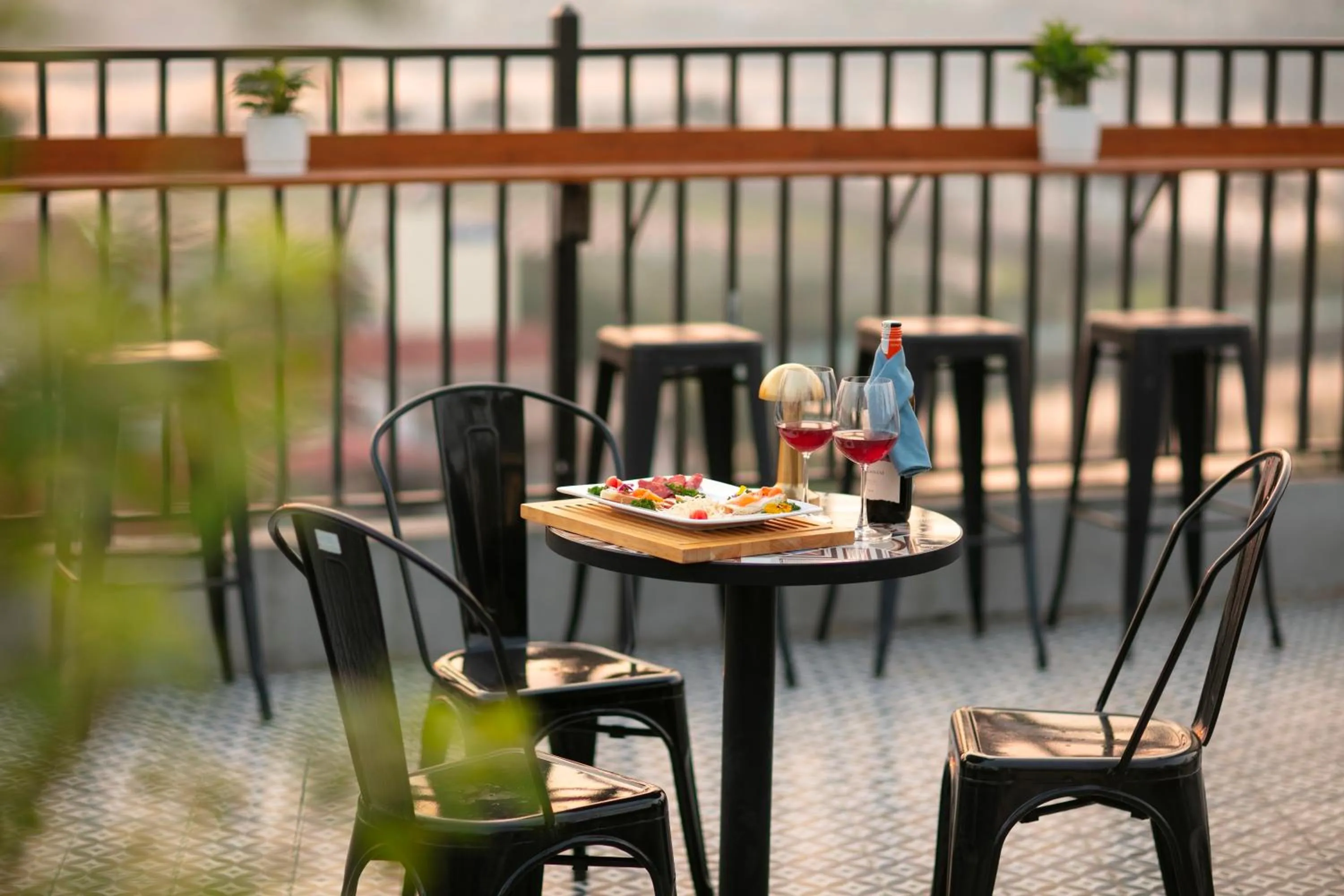 Restaurant/places to eat in Westlake Pearl Apartment - Hotel & Pearl Spa