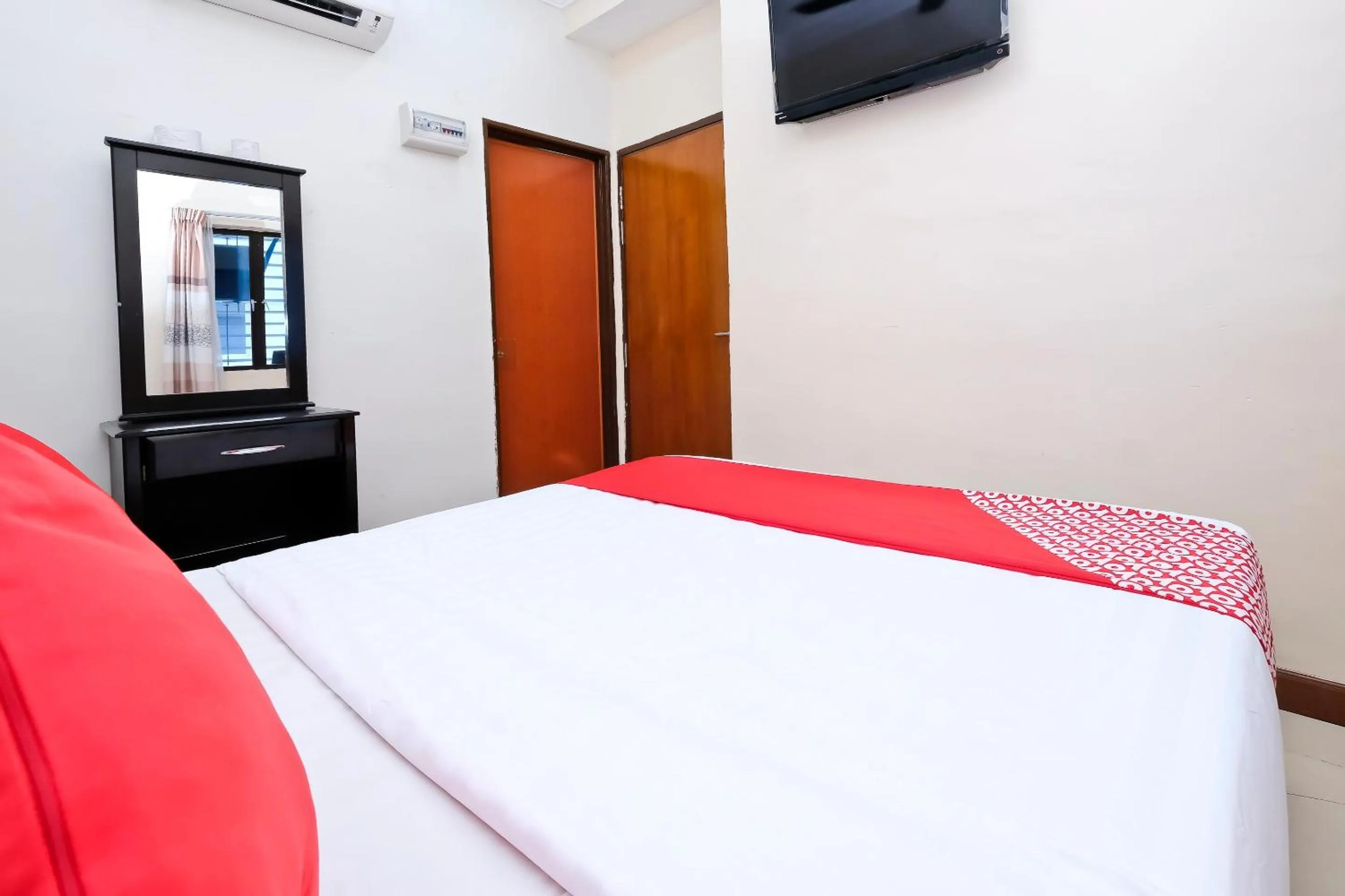 Bedroom, Bed in OYO 714 Arina Hotel