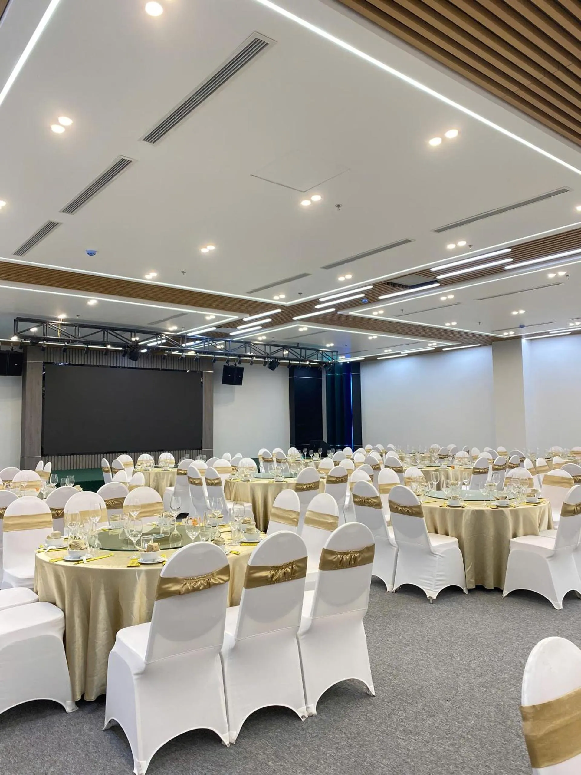 Restaurant/places to eat in Infinity Hotel