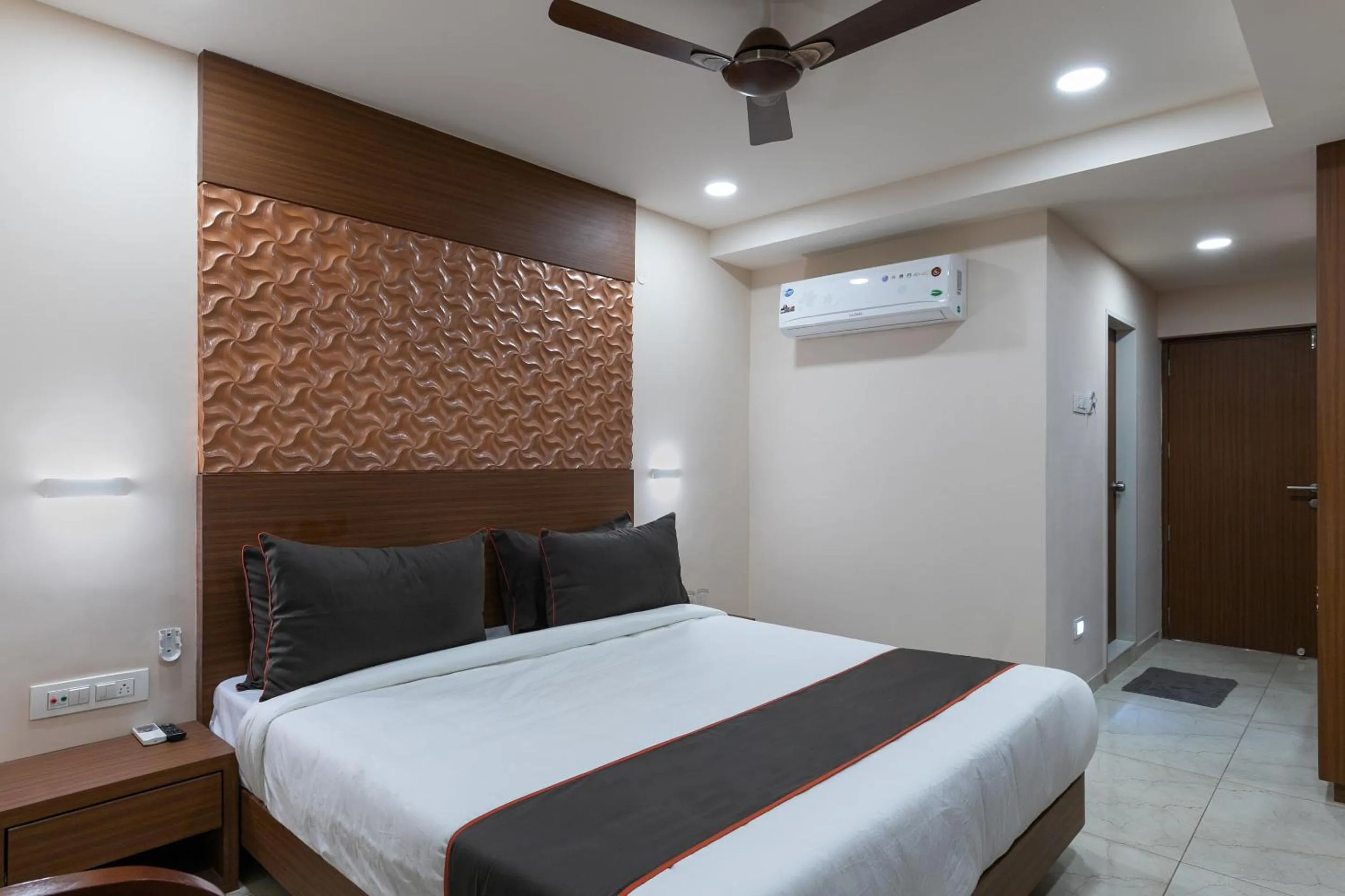 Bedroom, Bed in Super Collection O Simran Raghuveer Para