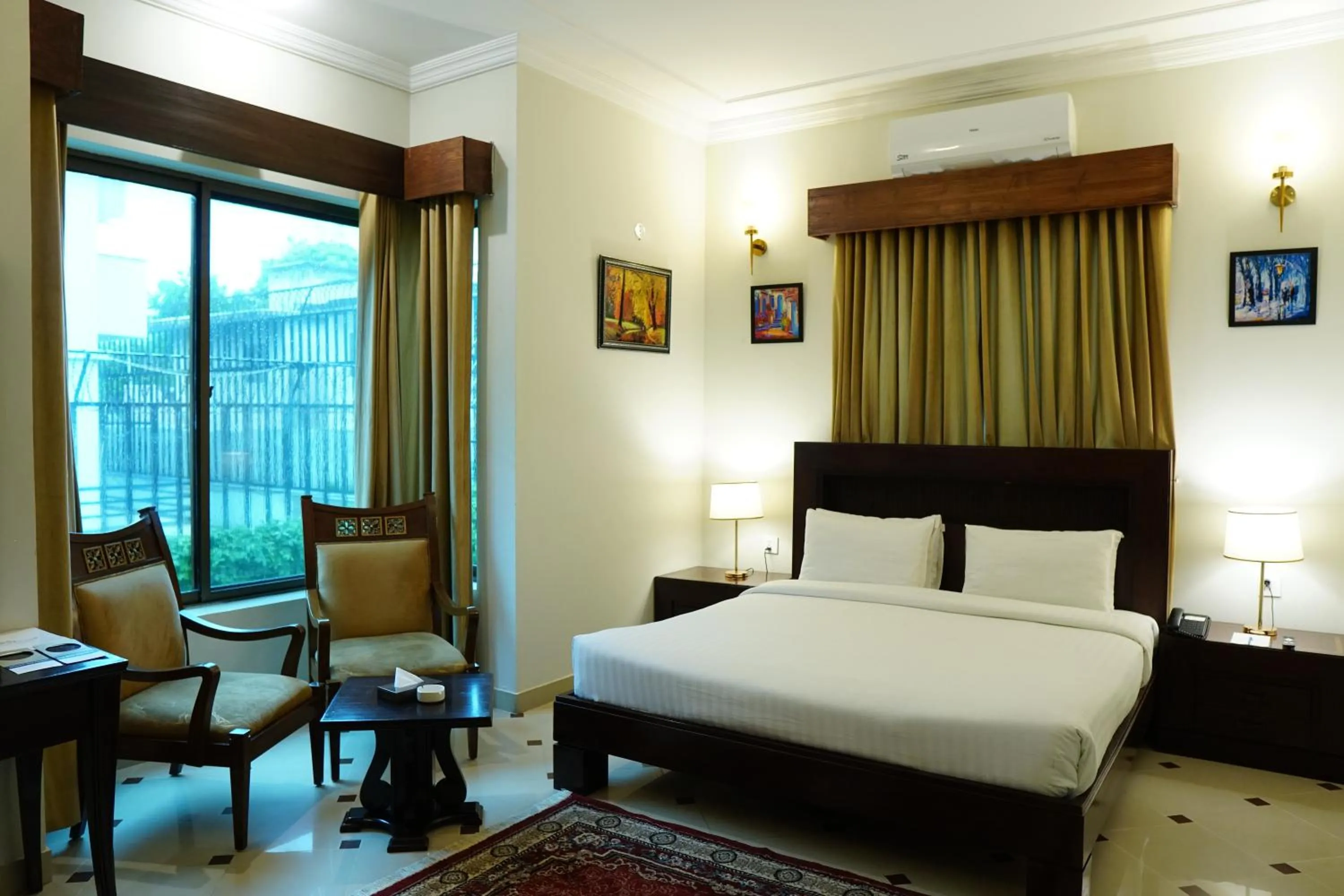 Seating area, Bed in Sofital Hotel