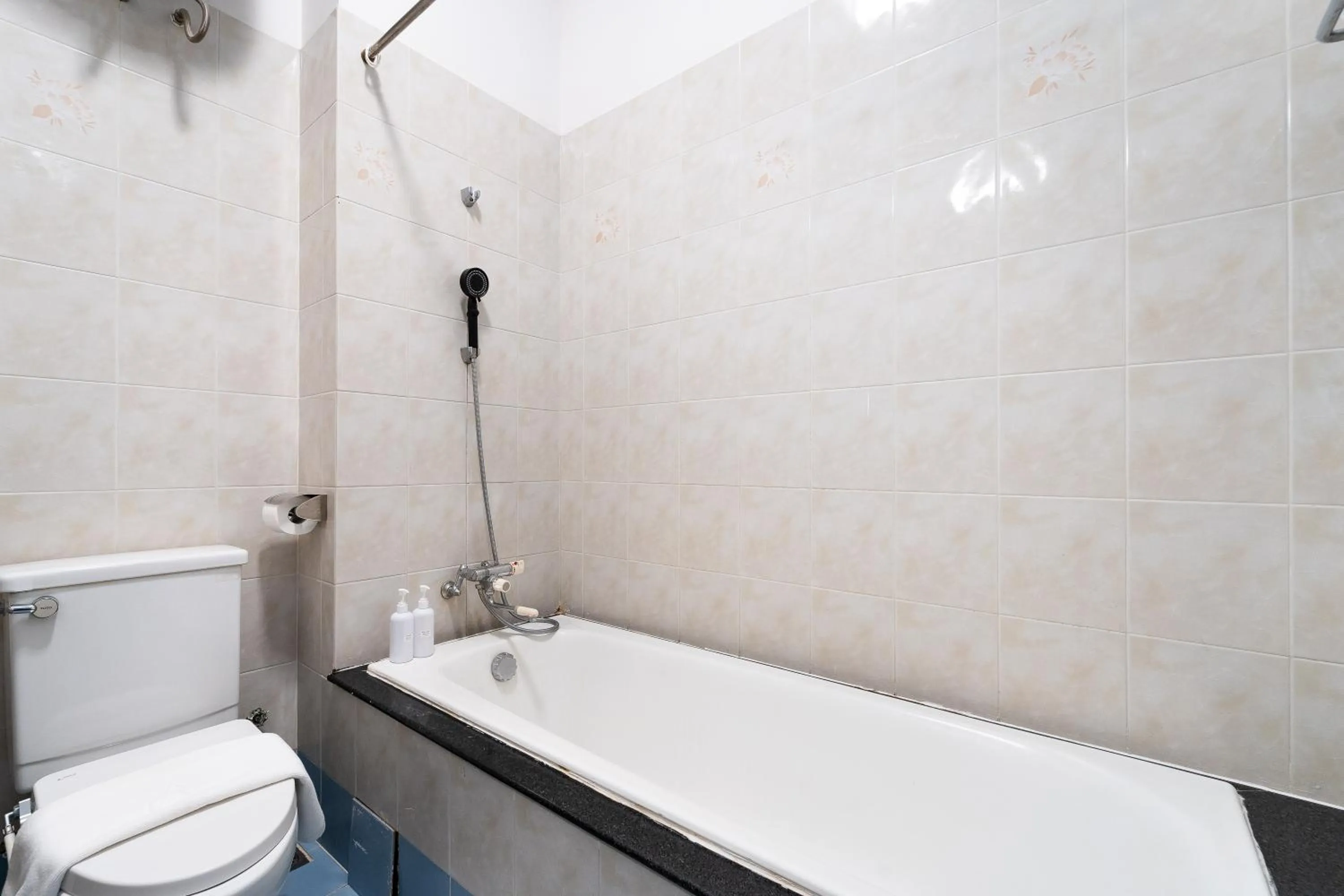 Bath in Convinia Home - Truong Quyen