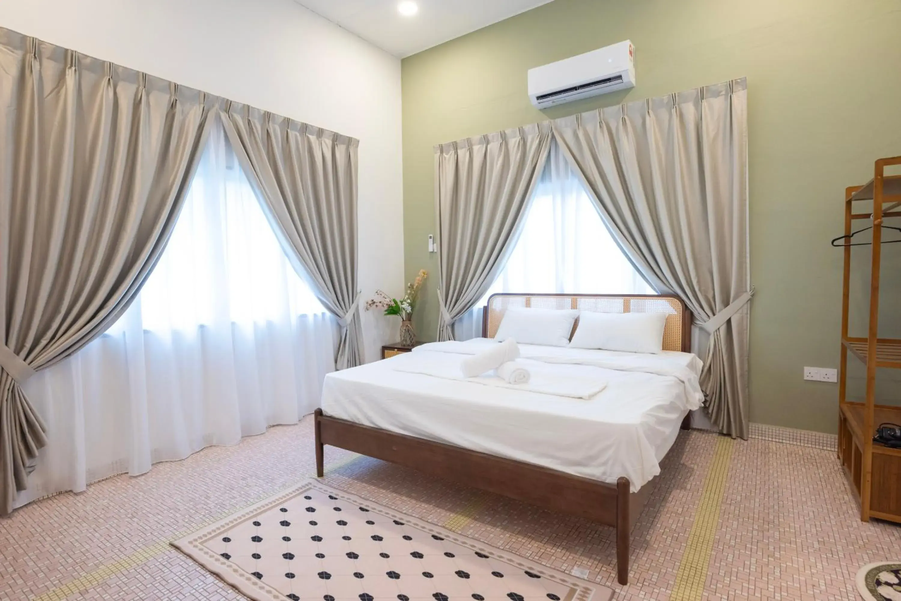 Double Room with Private Bathroom in Big Mansion at Kuantan by Iconique Espace Double Room with Private Bathroom in Big Mansion at Kuantan by Iconique Espace