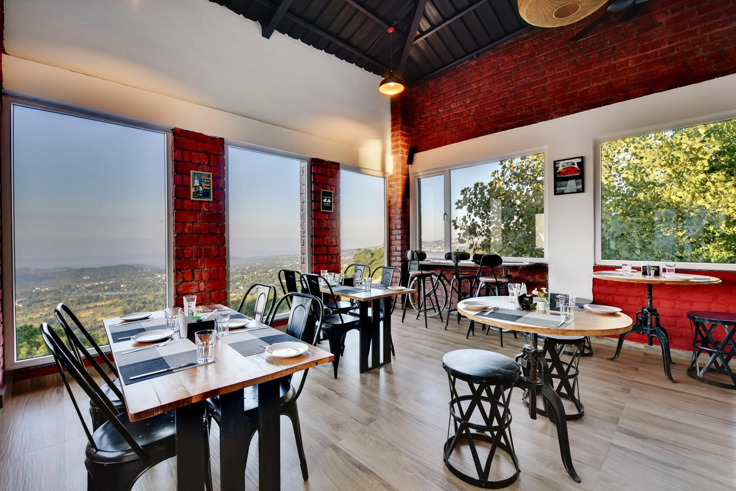 Lounge or bar in Tiaraa Jujurana Resort & Spa