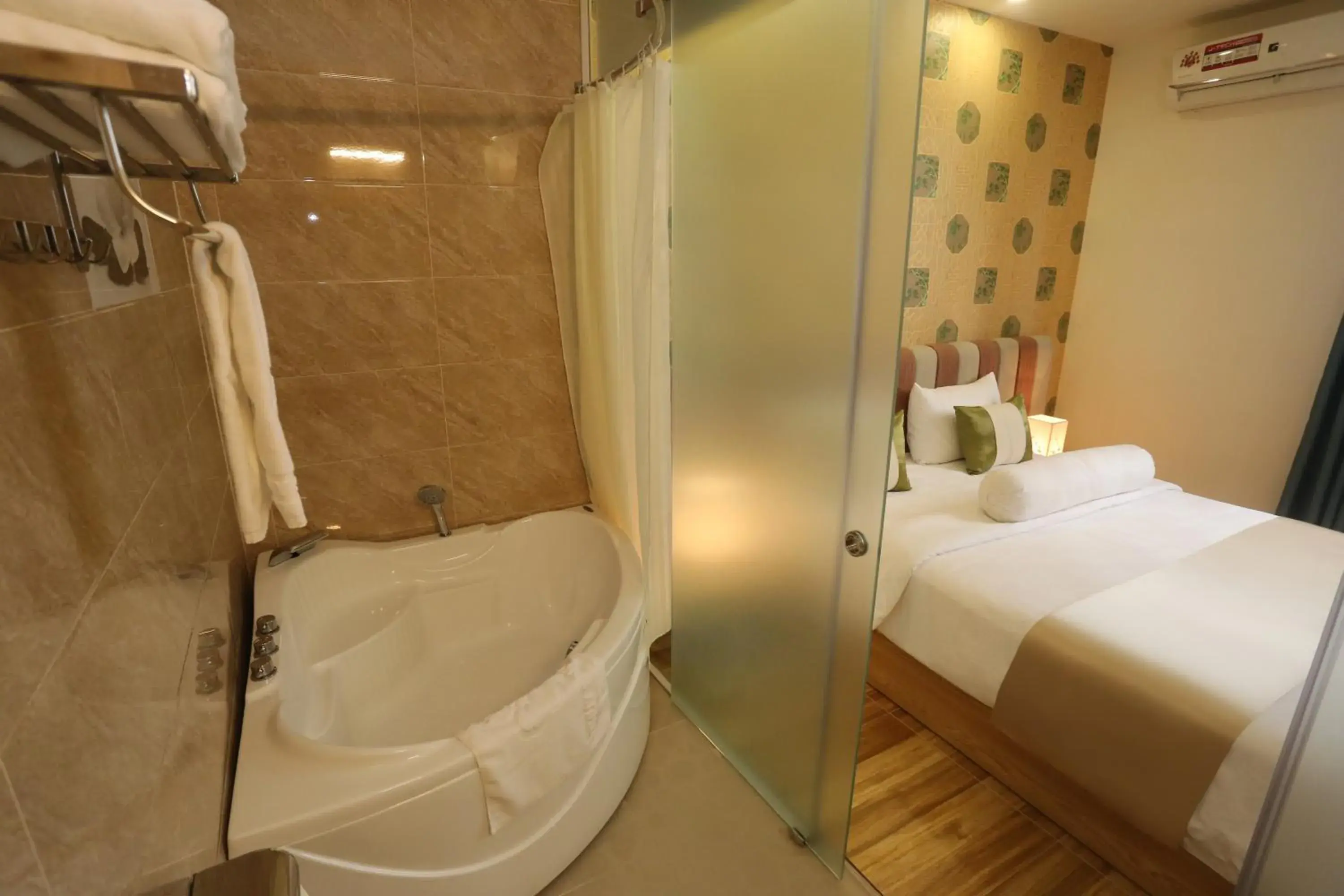 Shower, Bed in Thuy Sakura Hotel & Serviced Apartment Shower, Bed in Thuy Sakura Hotel & Serviced Apartment