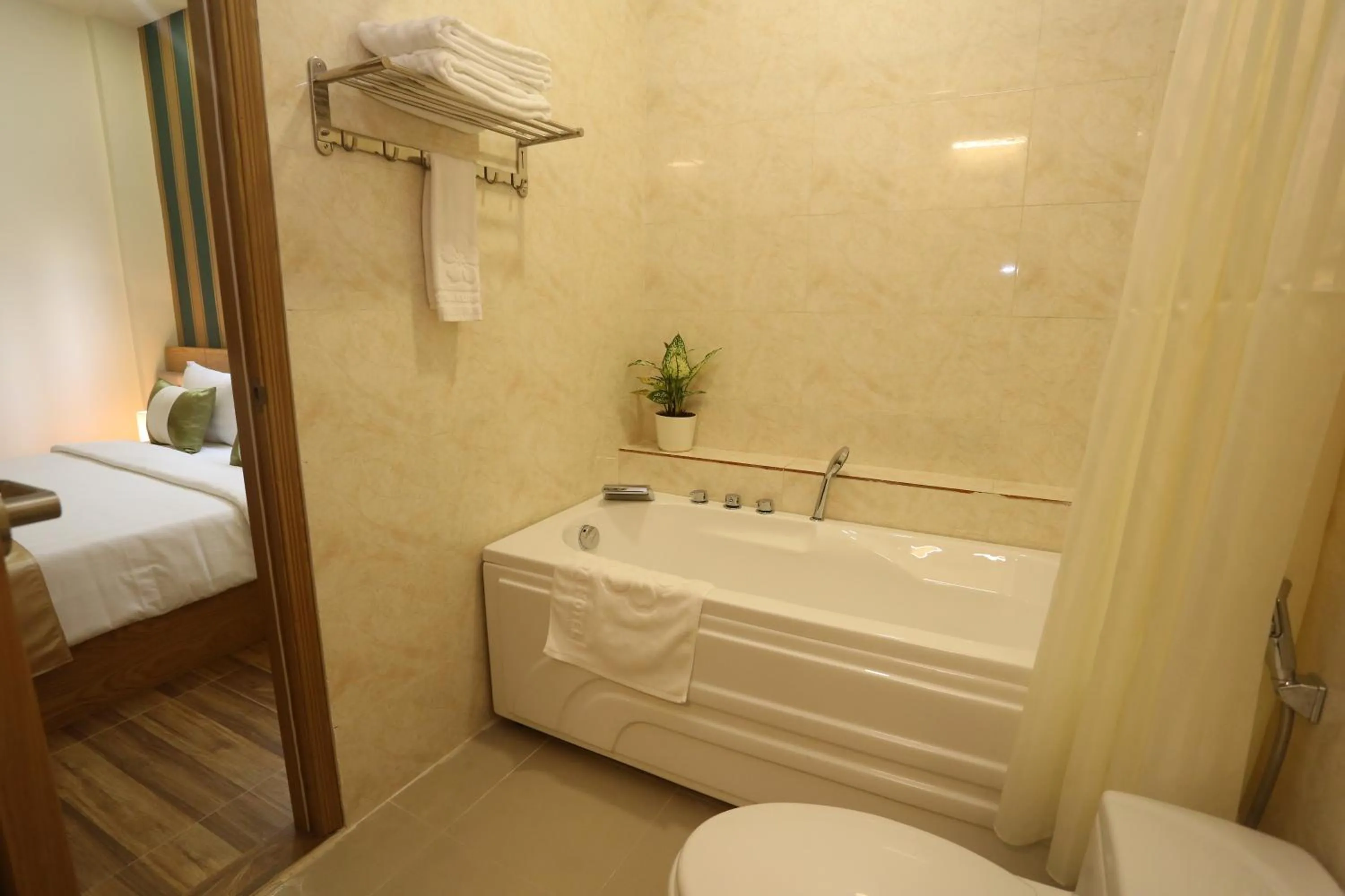 Shower, Bed in Thuy Sakura Hotel & Serviced Apartment