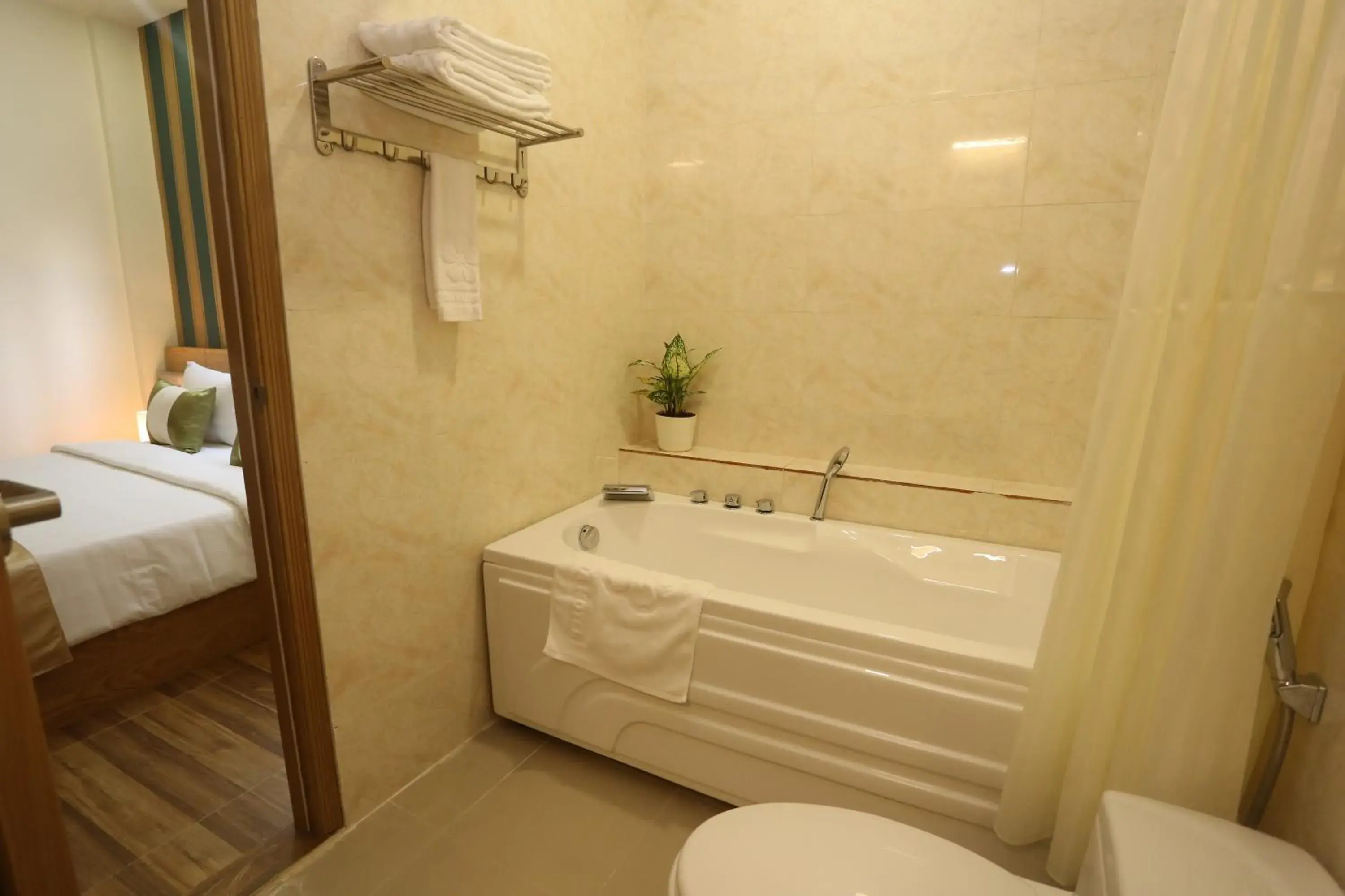 Shower, Bed in Thuy Sakura Hotel & Serviced Apartment Shower, Bed in Thuy Sakura Hotel & Serviced Apartment