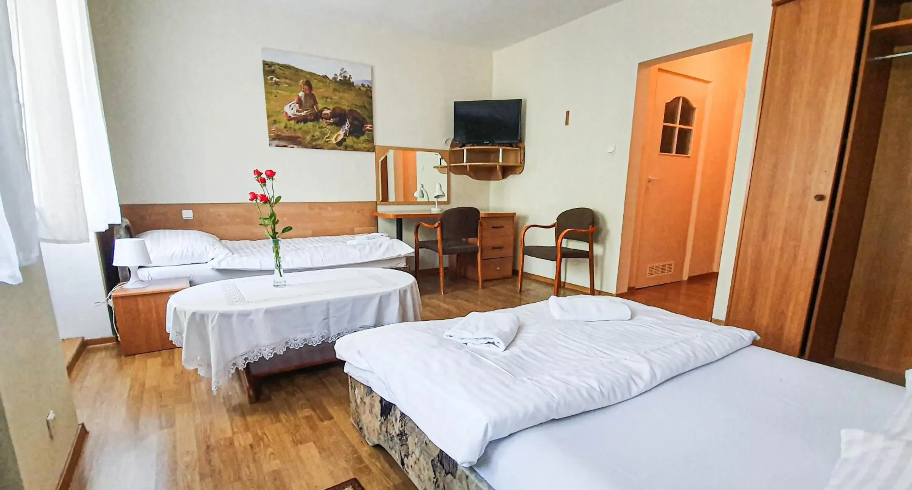 Classic Quadruple Room in Dworek Brodowo Restauracja Hotel Przyjęcia Classic Quadruple Room in Dworek Brodowo Restauracja Hotel Przyjęcia