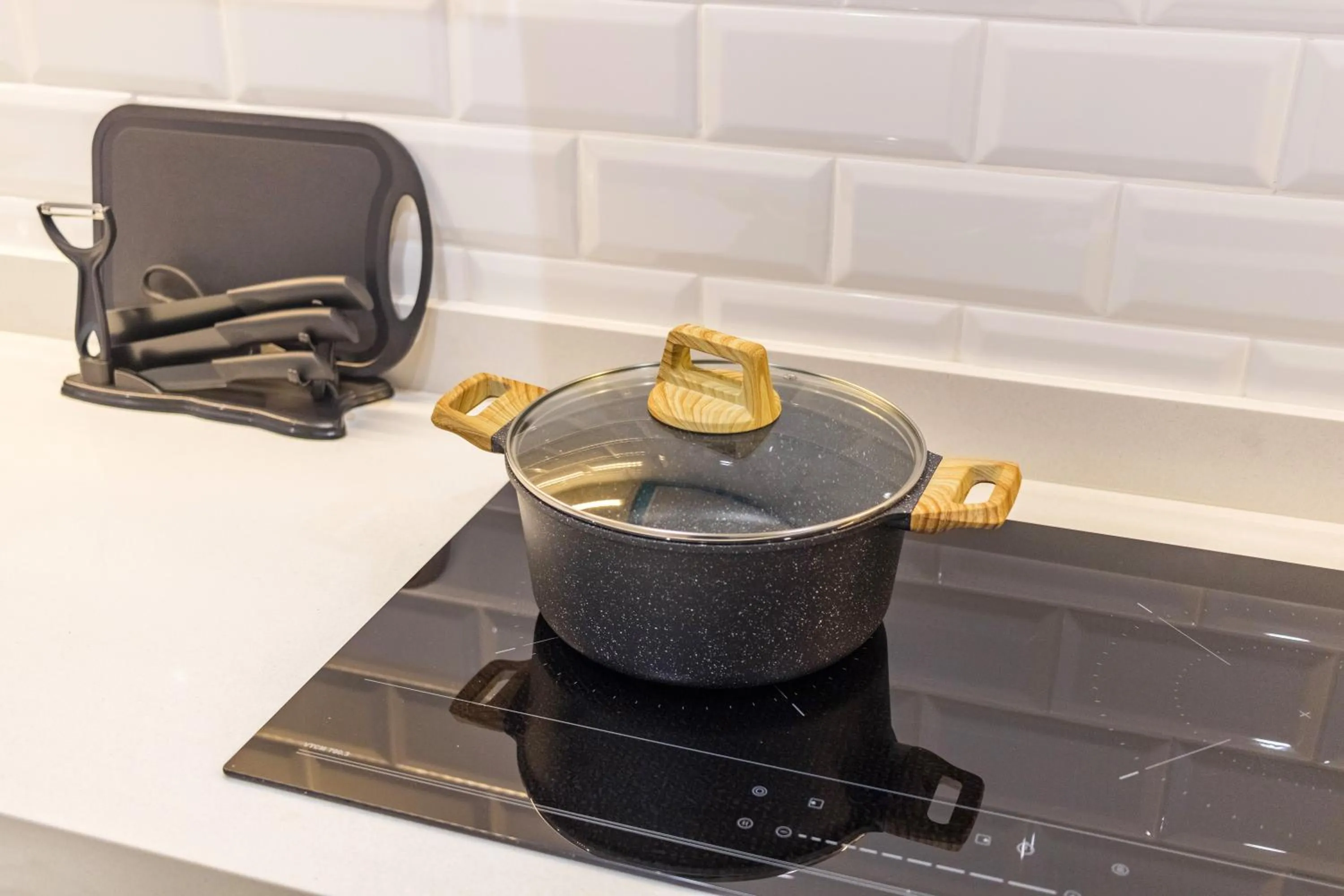 Kitchen or kitchenette in Iconic Regency by Stellar ALV