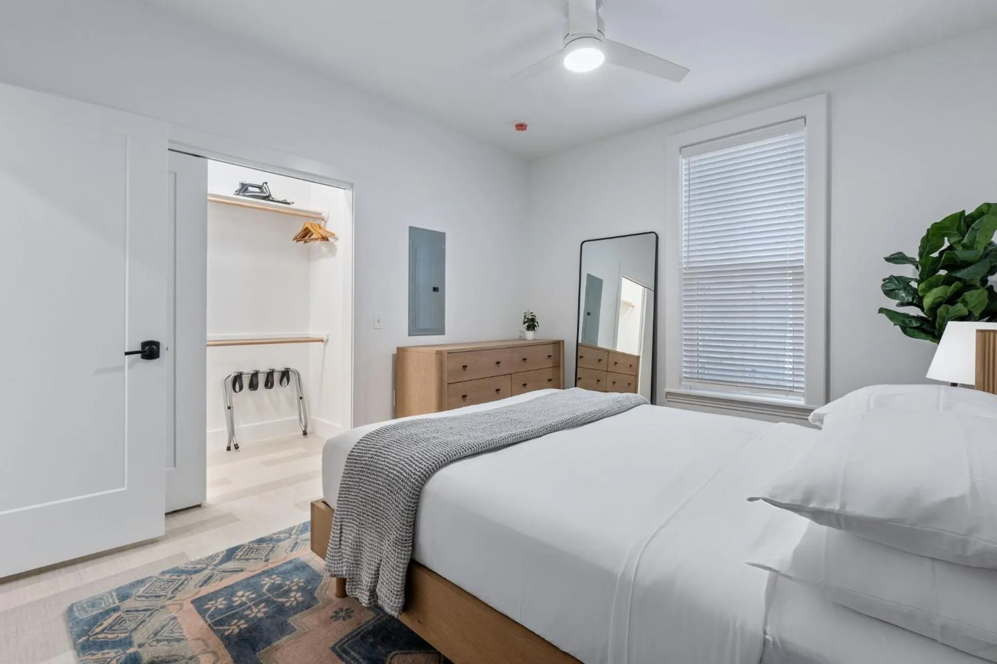 Bedroom, Bed in The Continental, powered by Placemakr - Downtown - Market Square