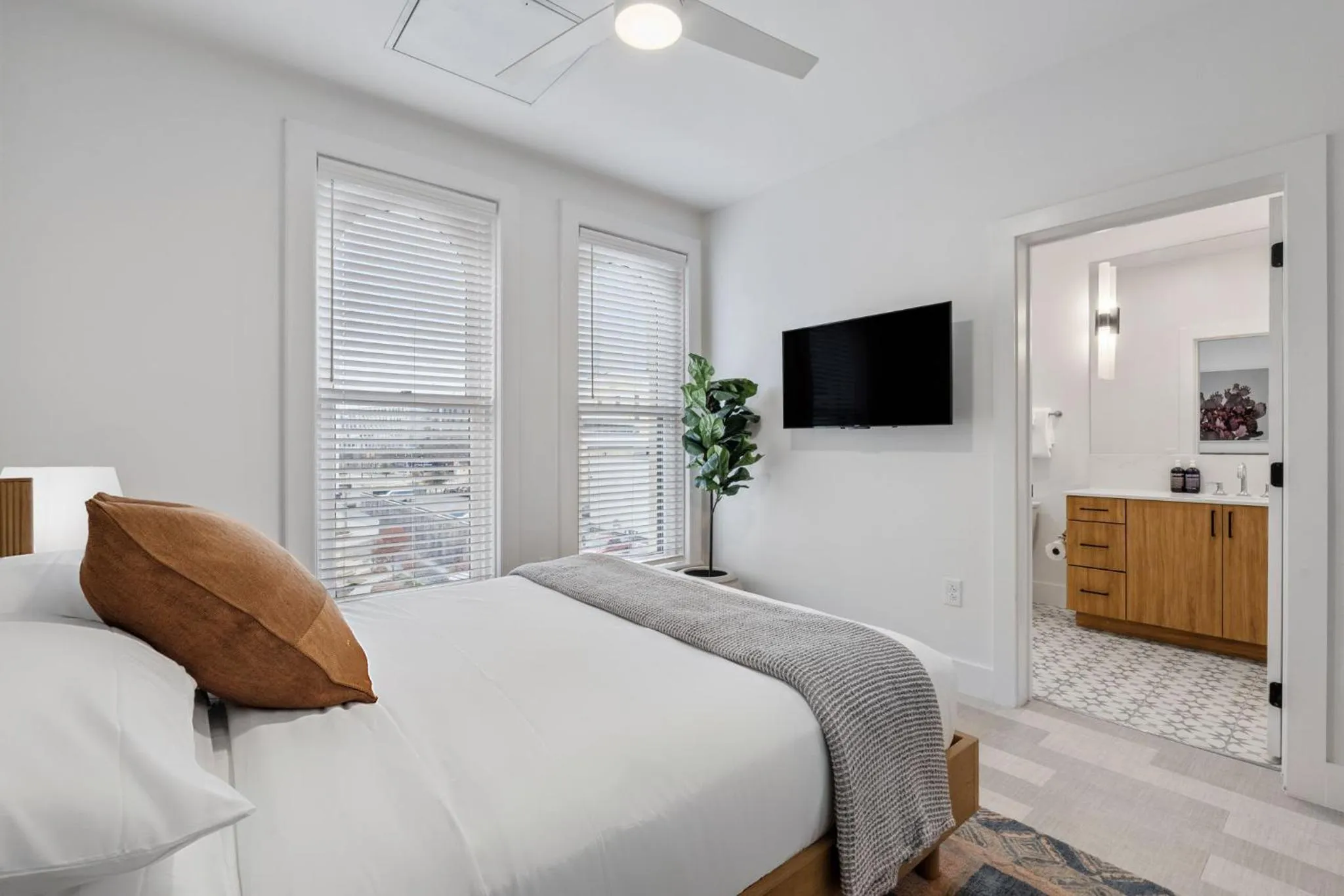 Bedroom, Bed in The Continental, powered by Placemakr - Downtown - Market Square