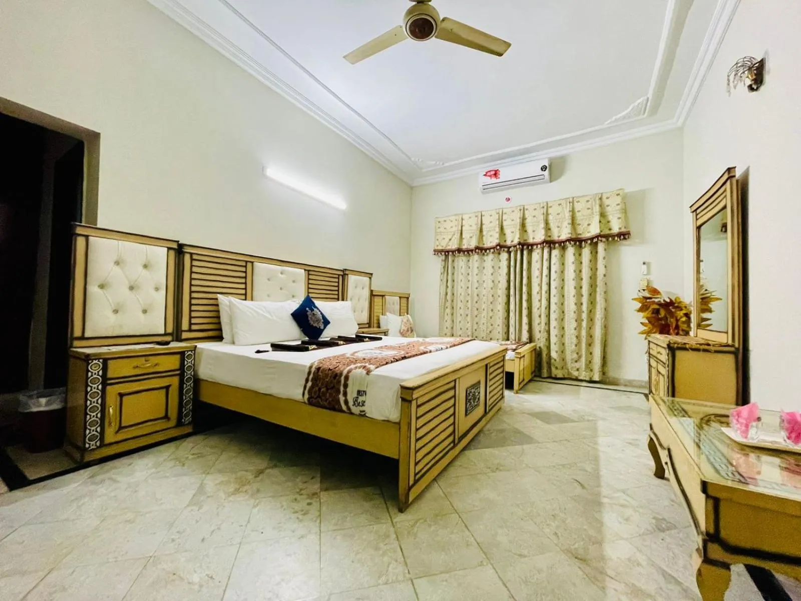 Bed in Neelum Guest House