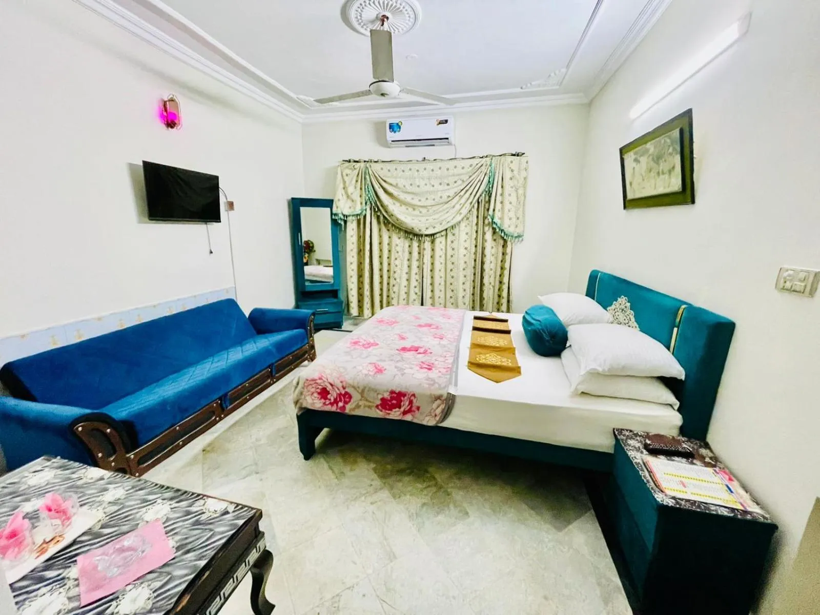 Bed in Neelum Guest House