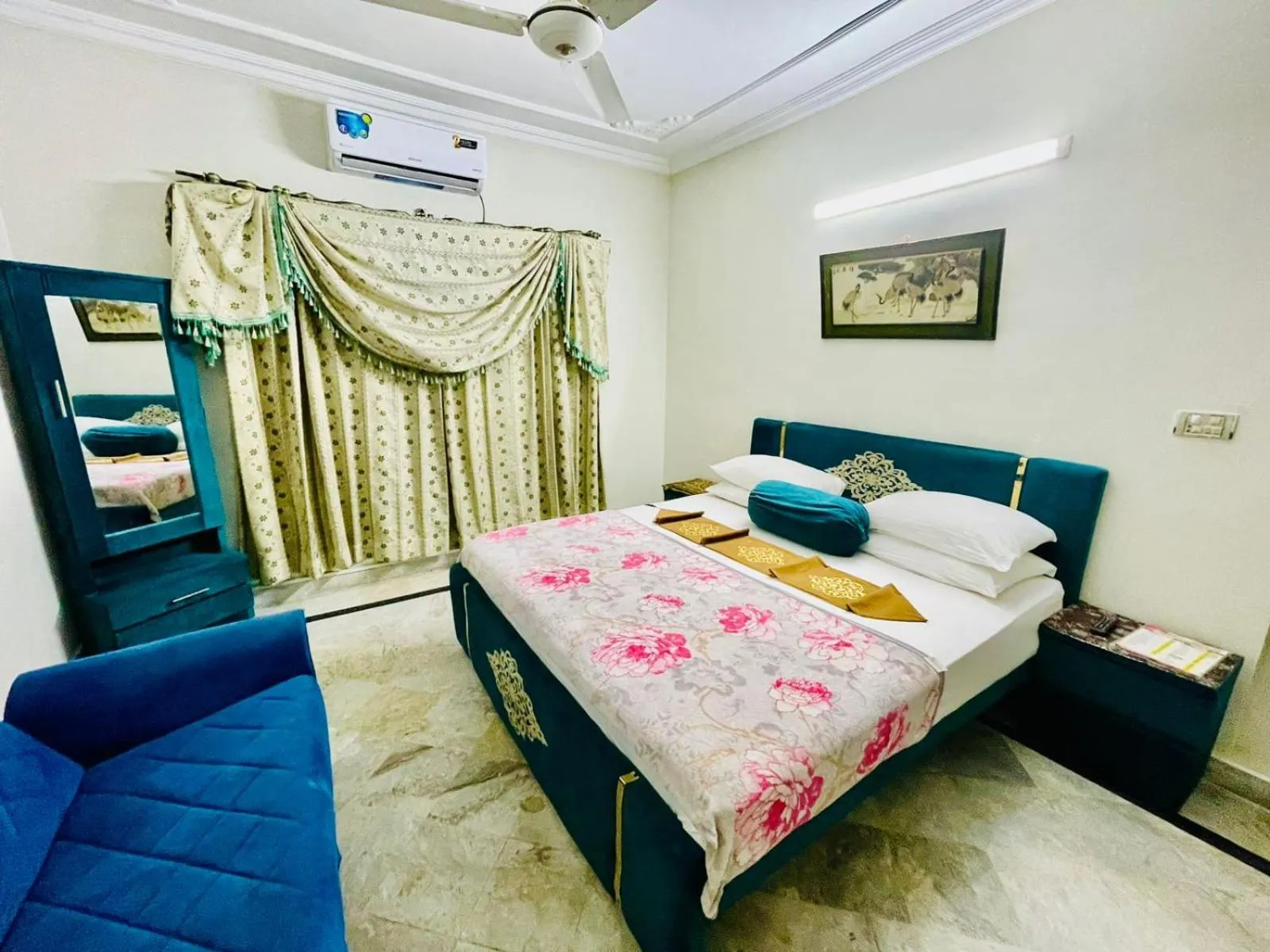 Bed in Neelum Guest House