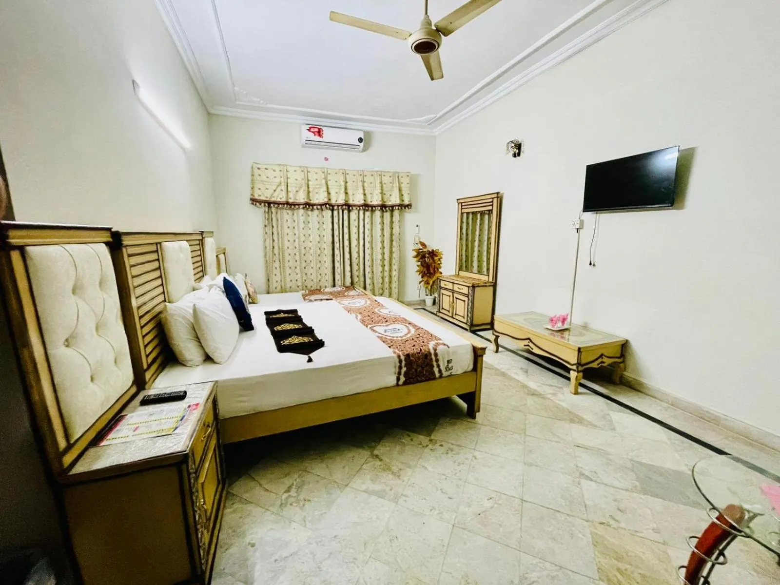 Bed in Neelum Guest House