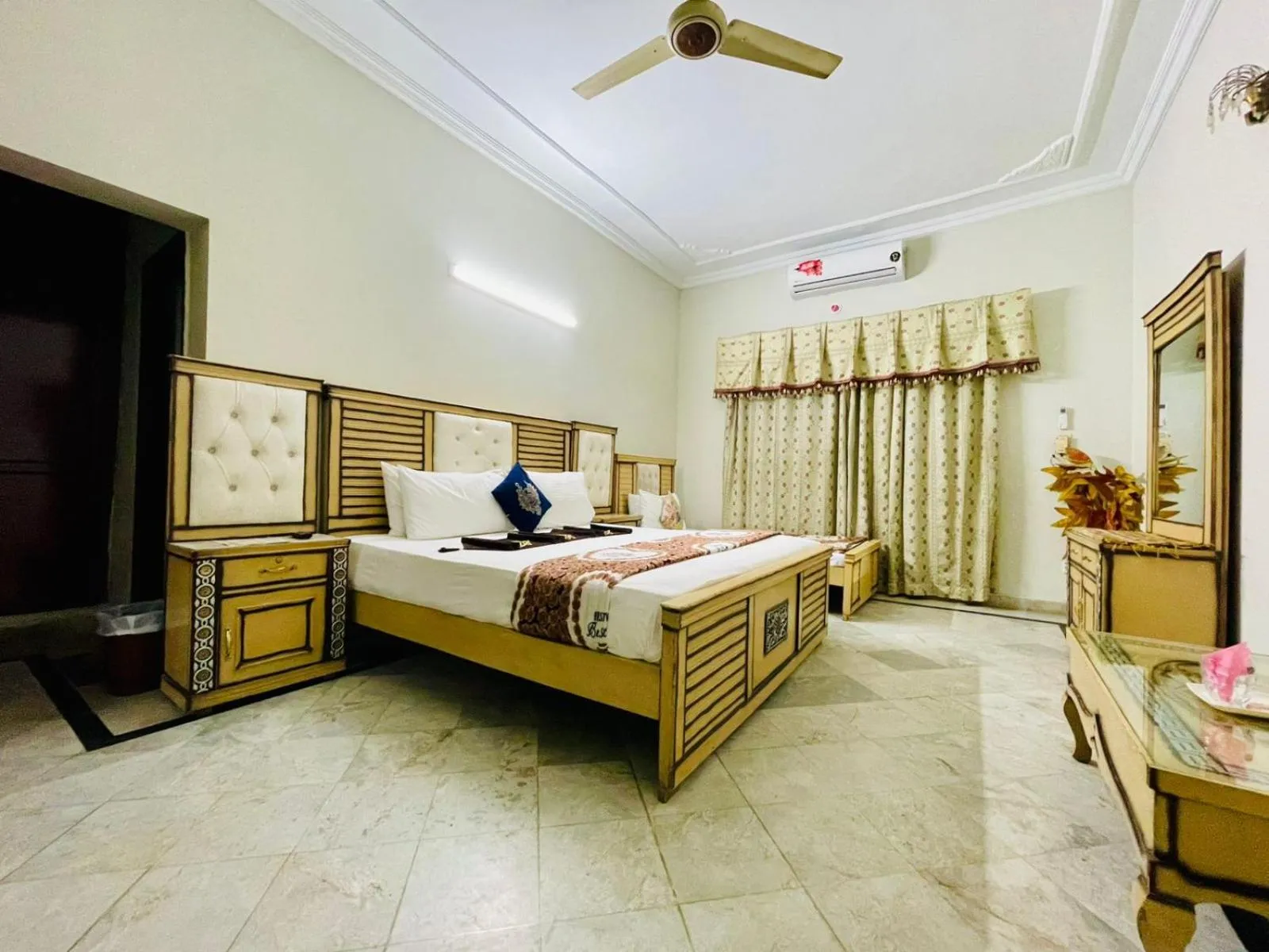 Bed in Neelum Guest House