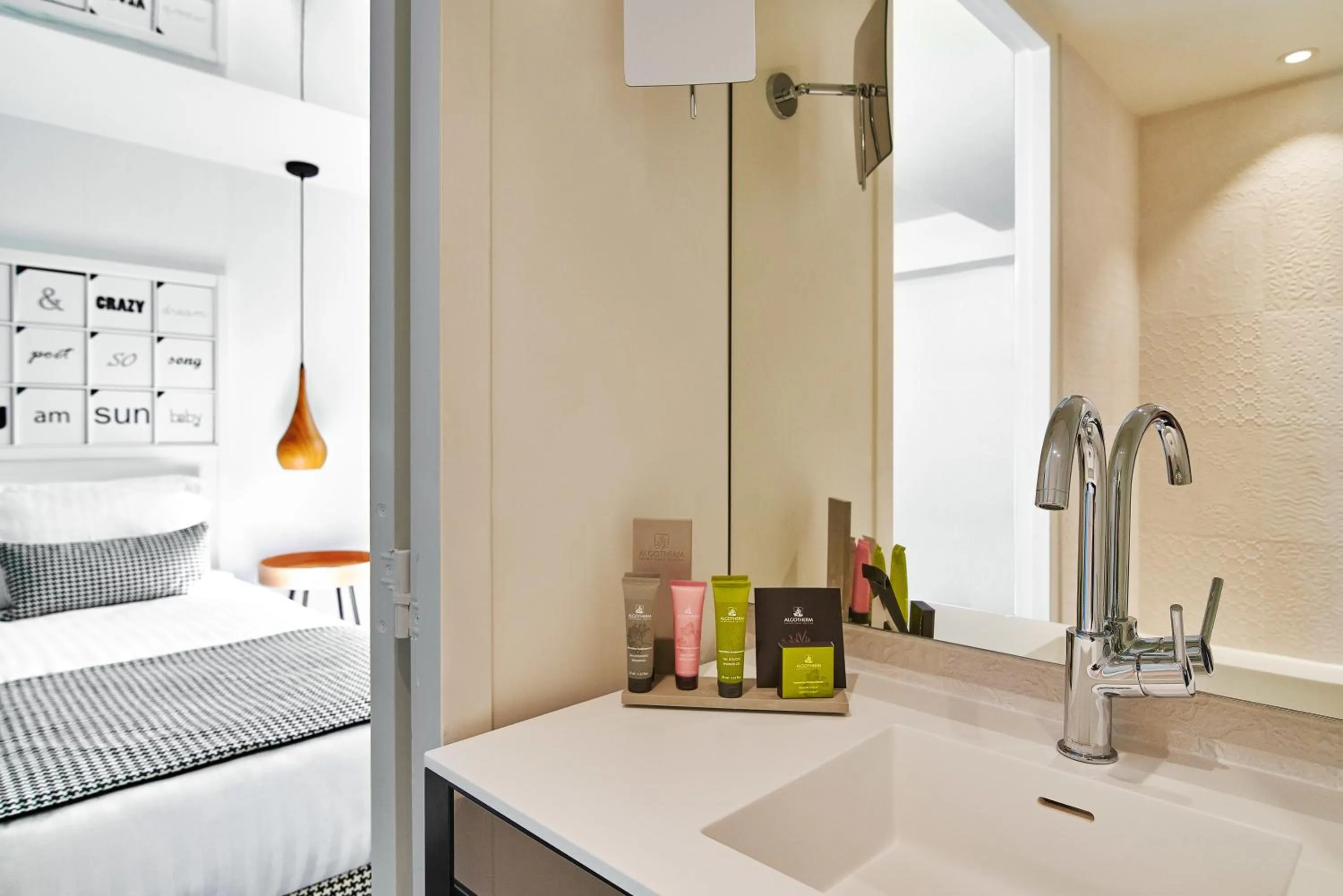 Bathroom, Bed in Hotel Joke - Astotel