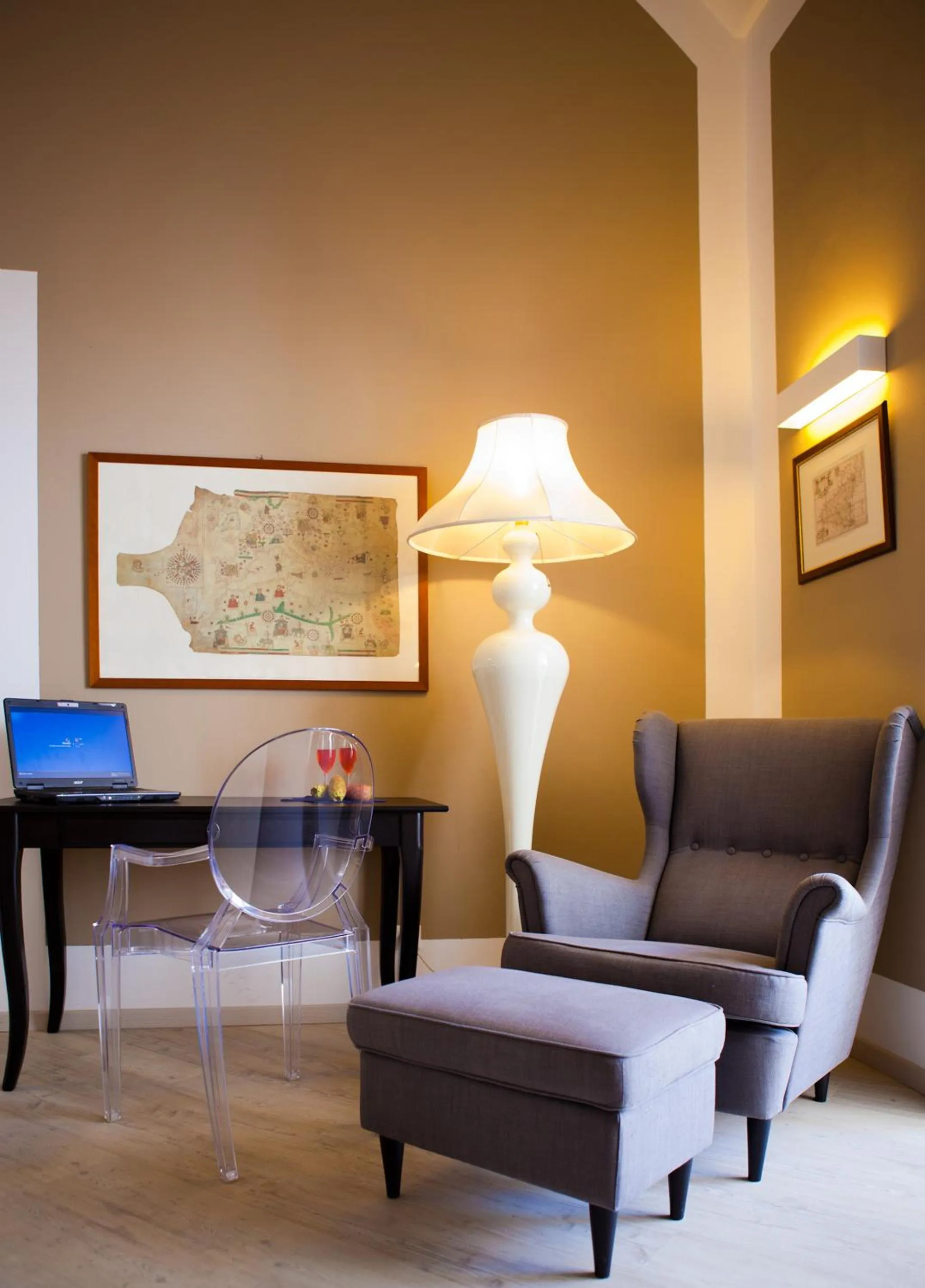 Communal lounge/ TV room in Aegusa Hotel