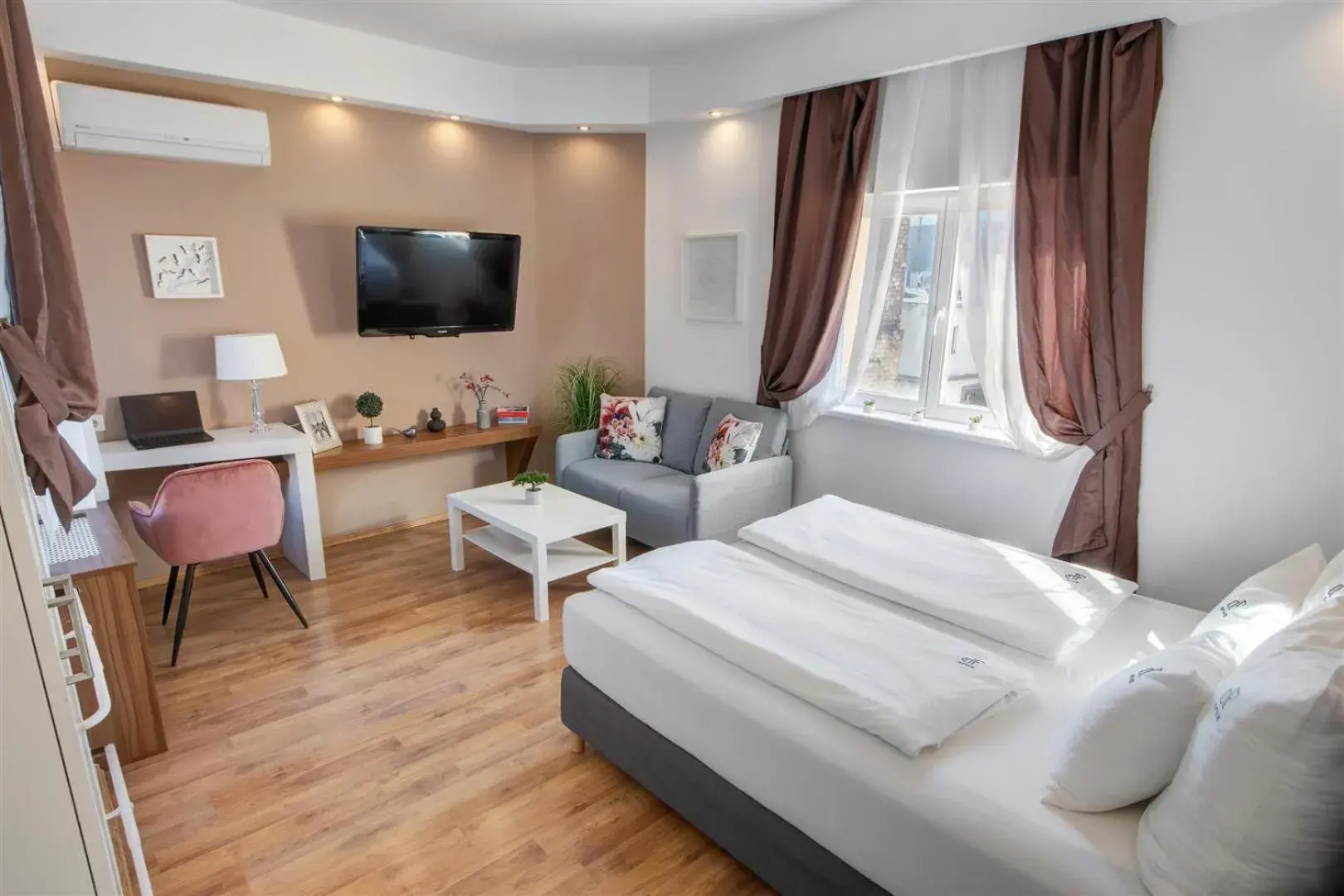 Premium Studio Szervita Square Premium Studio Szervita Square