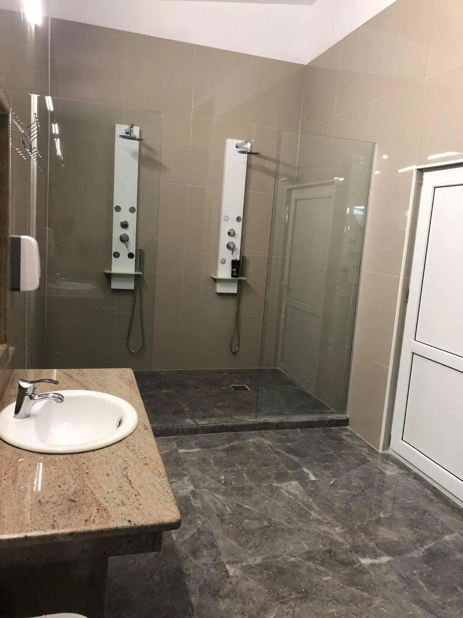 Shower in Hotel Restaurant Elite